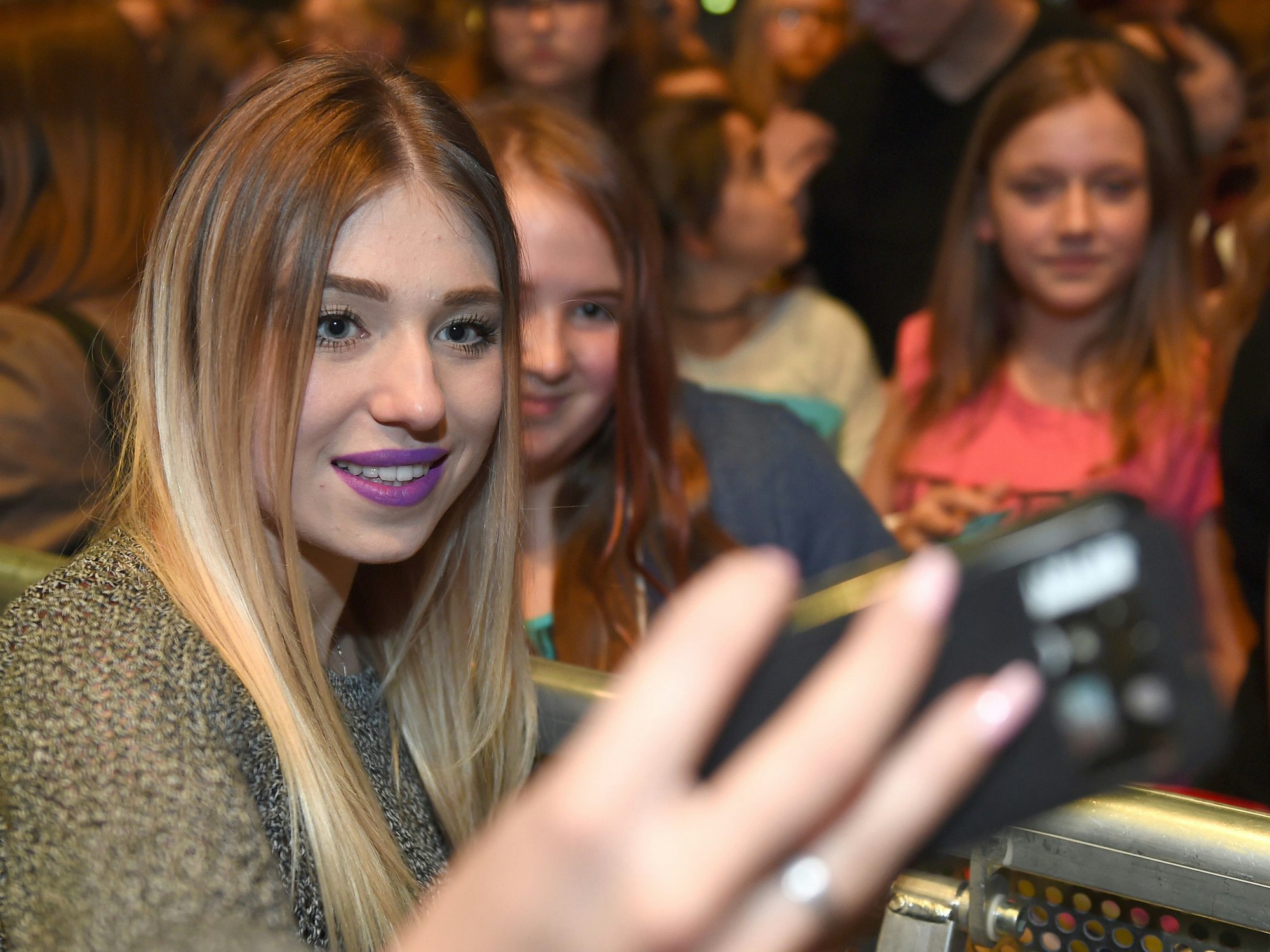 YouTube-Star „bibisbeautypalace“ am 10. Oktober 2015 in Bremen bei einem Live-Auftritt mit Fans.