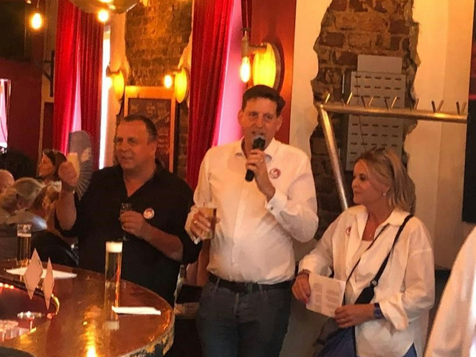 Andre Schulze Isfort am Samstag (23. Juli) begrüßte mit Andrea Nikuta-Merloo rund 100 Gäste im Kattwinkel in Köln.