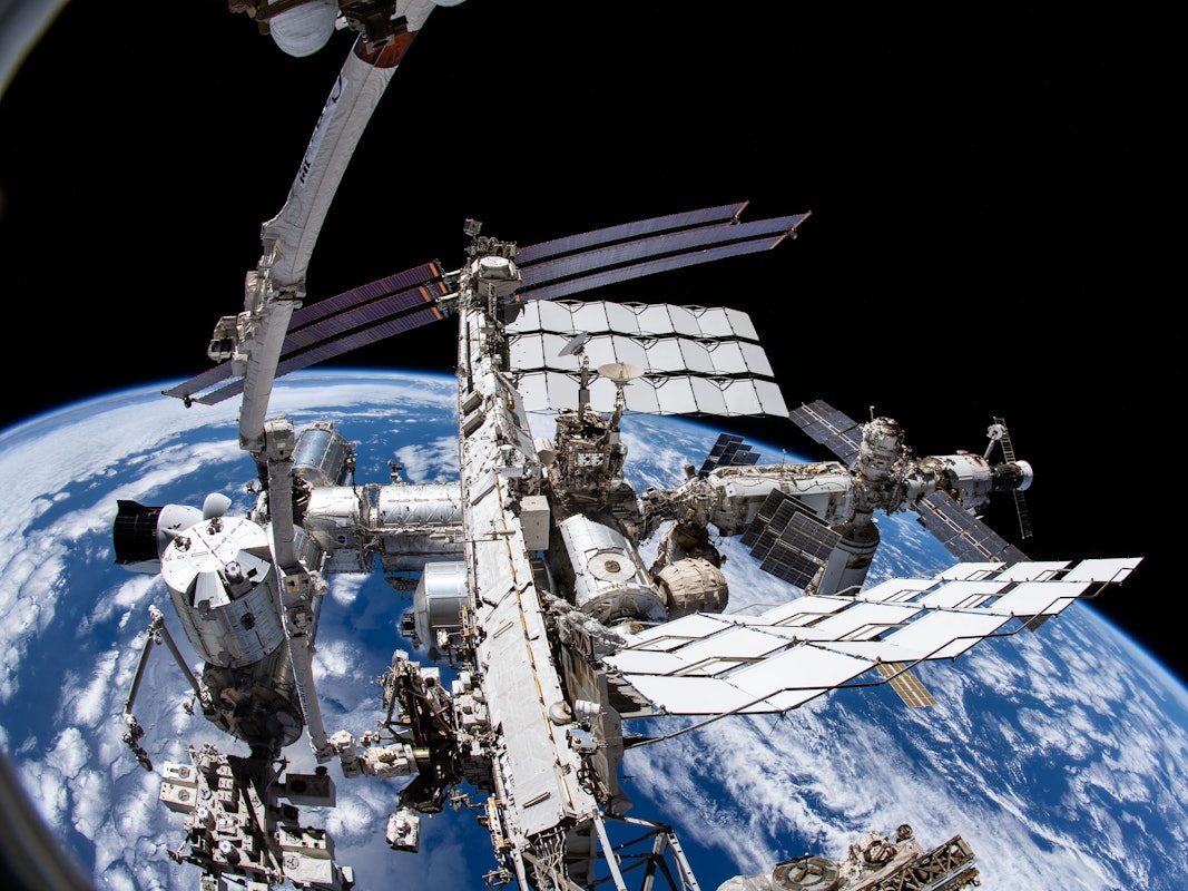 Eine Aufnahme aus der Kamera des Nasa-Astronauten Marshburn zeigt die Internationale Raumstation ISS und die Erde darunter.