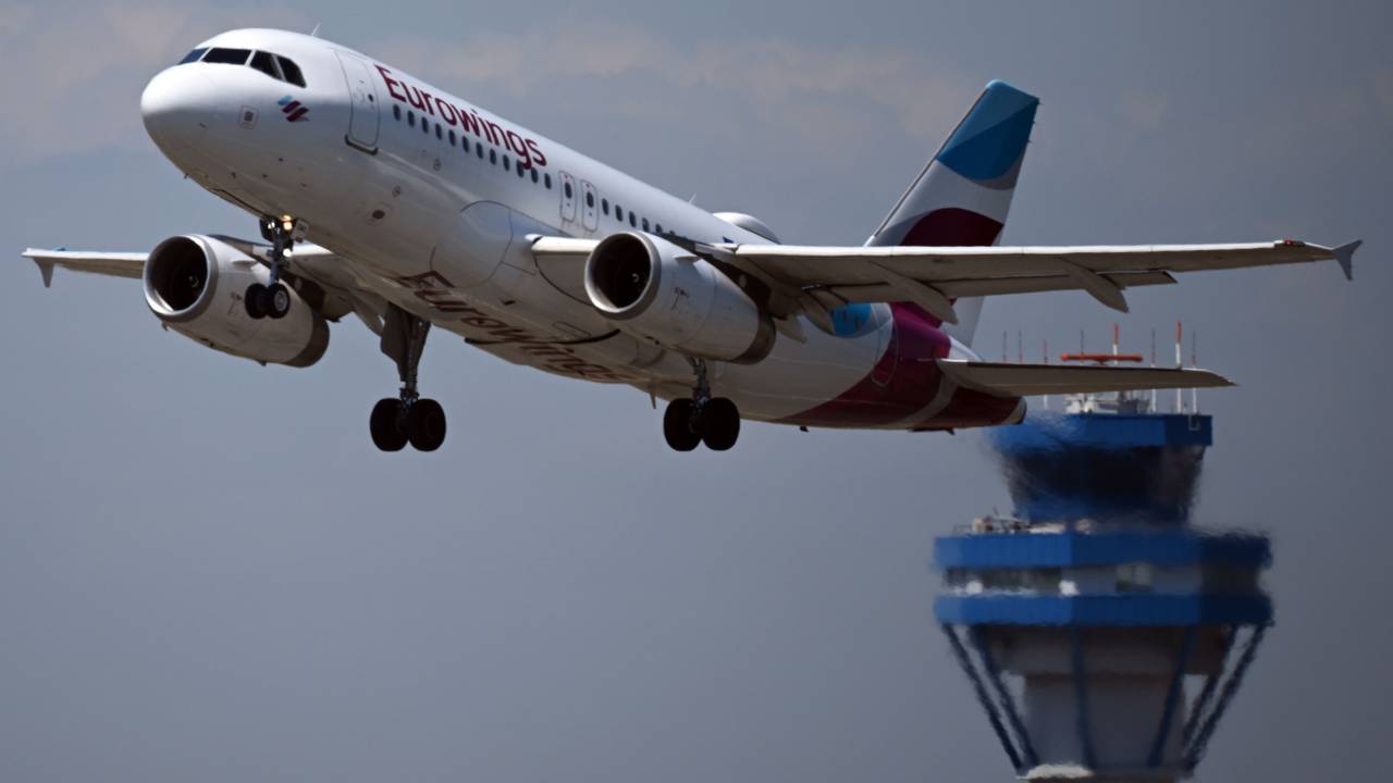 Ein Airbus der Eurowings startet auf dem Konrad-Adenauer-Flughafen Köln-Bonn.