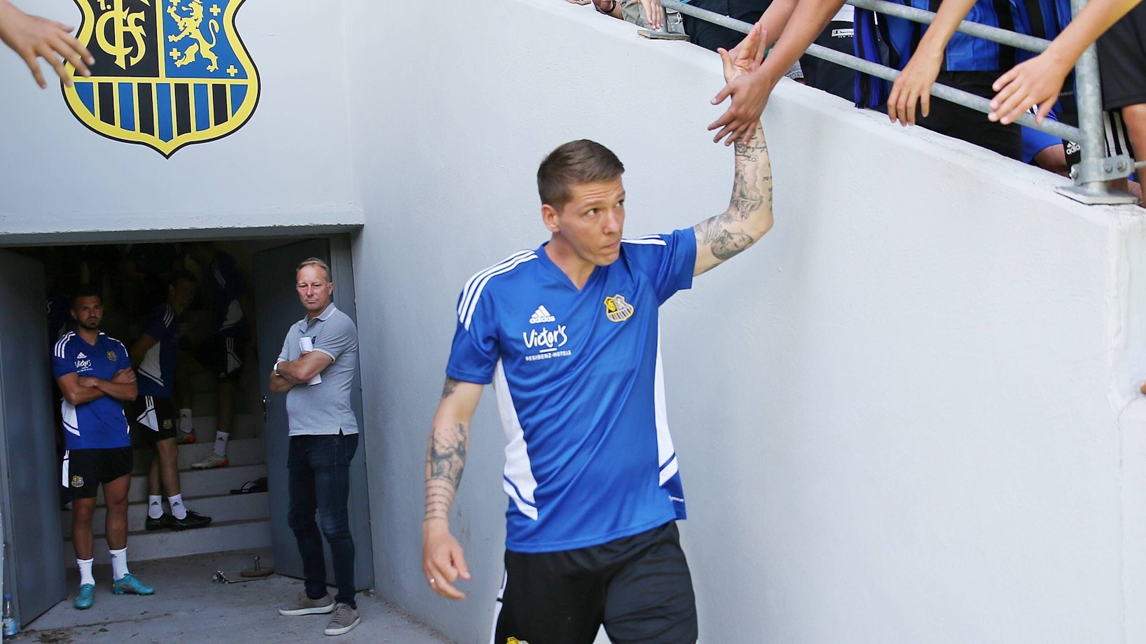 Mike Frantz klatscht die gekommenen Saarbrücken-Fans ab.
