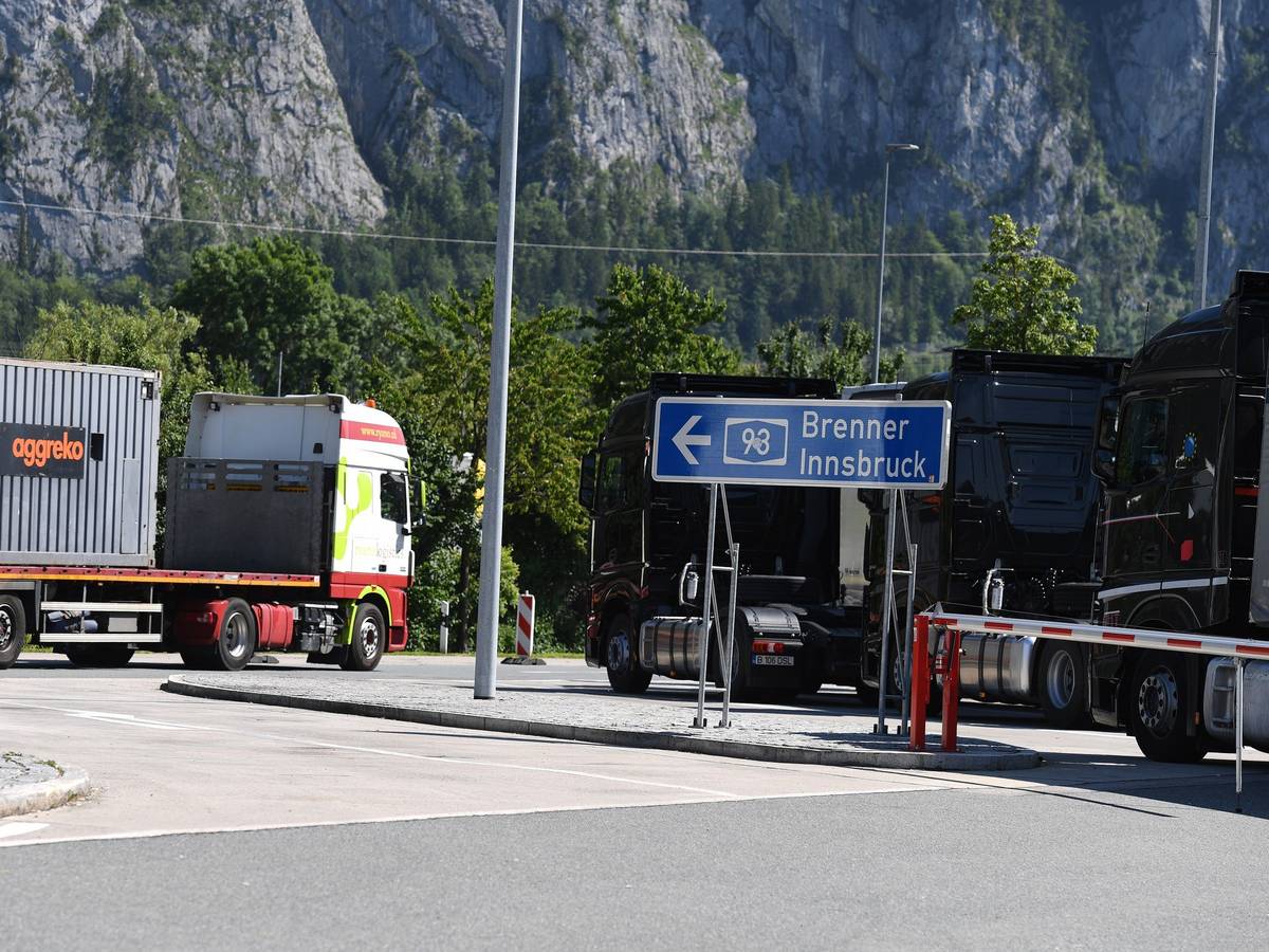Eine deutsche Urlauberin ist auf einem Parkplatz in Österreich von ihrem eigenen Auto vor den Augen ihres Mannes überrollt worden. Unser Symbolbild zeigt einen Rastplatz im Jahr 2019.