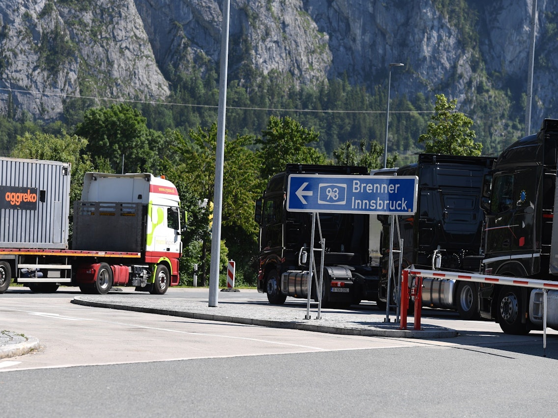 Eine deutsche Urlauberin ist auf einem Parkplatz in Österreich von ihrem eigenen Auto vor den Augen ihres Mannes überrollt worden. Unser Symbolbild zeigt einen Rastplatz im Jahr 2019.