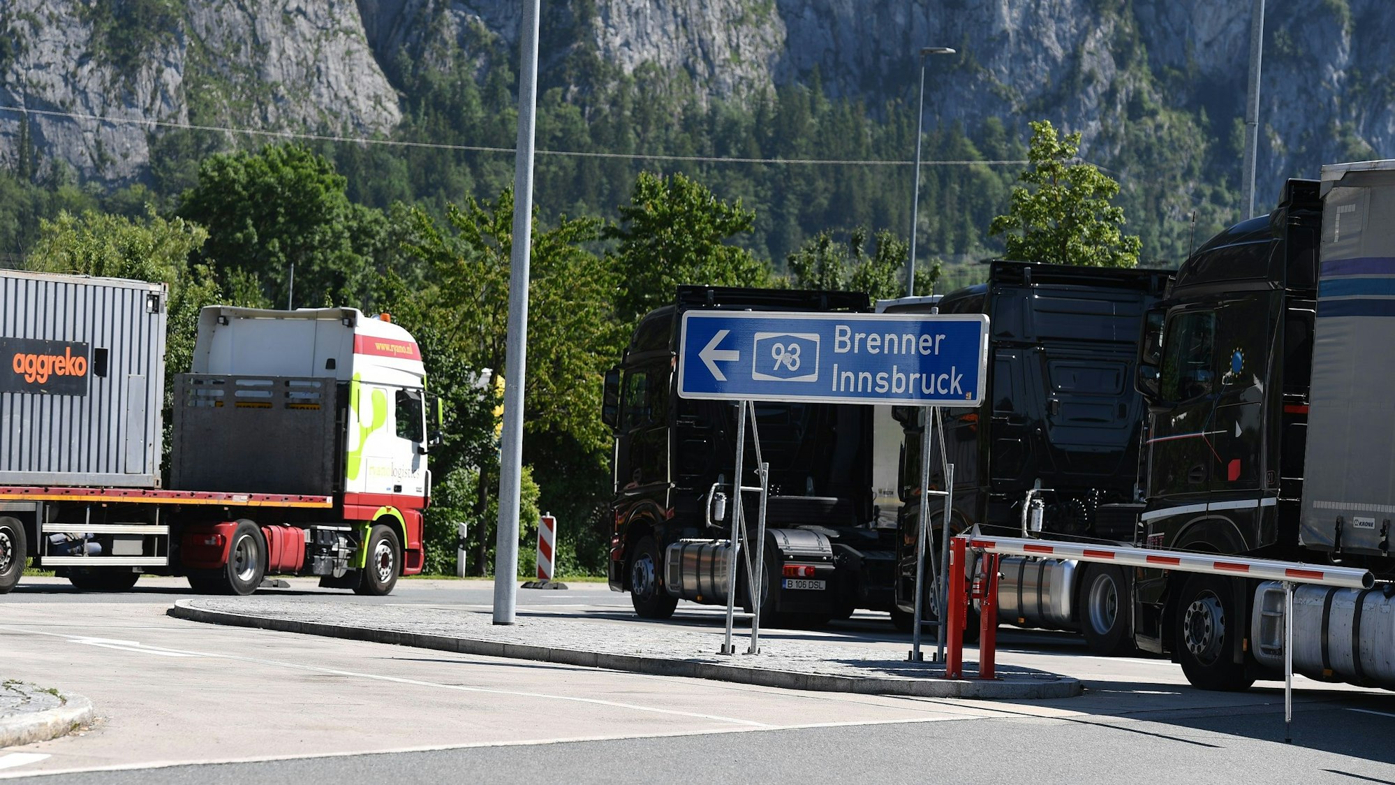 Eine deutsche Urlauberin ist auf einem Parkplatz in Österreich von ihrem eigenen Auto vor den Augen ihres Mannes überrollt worden. Unser Symbolbild zeigt einen Rastplatz im Jahr 2019.
