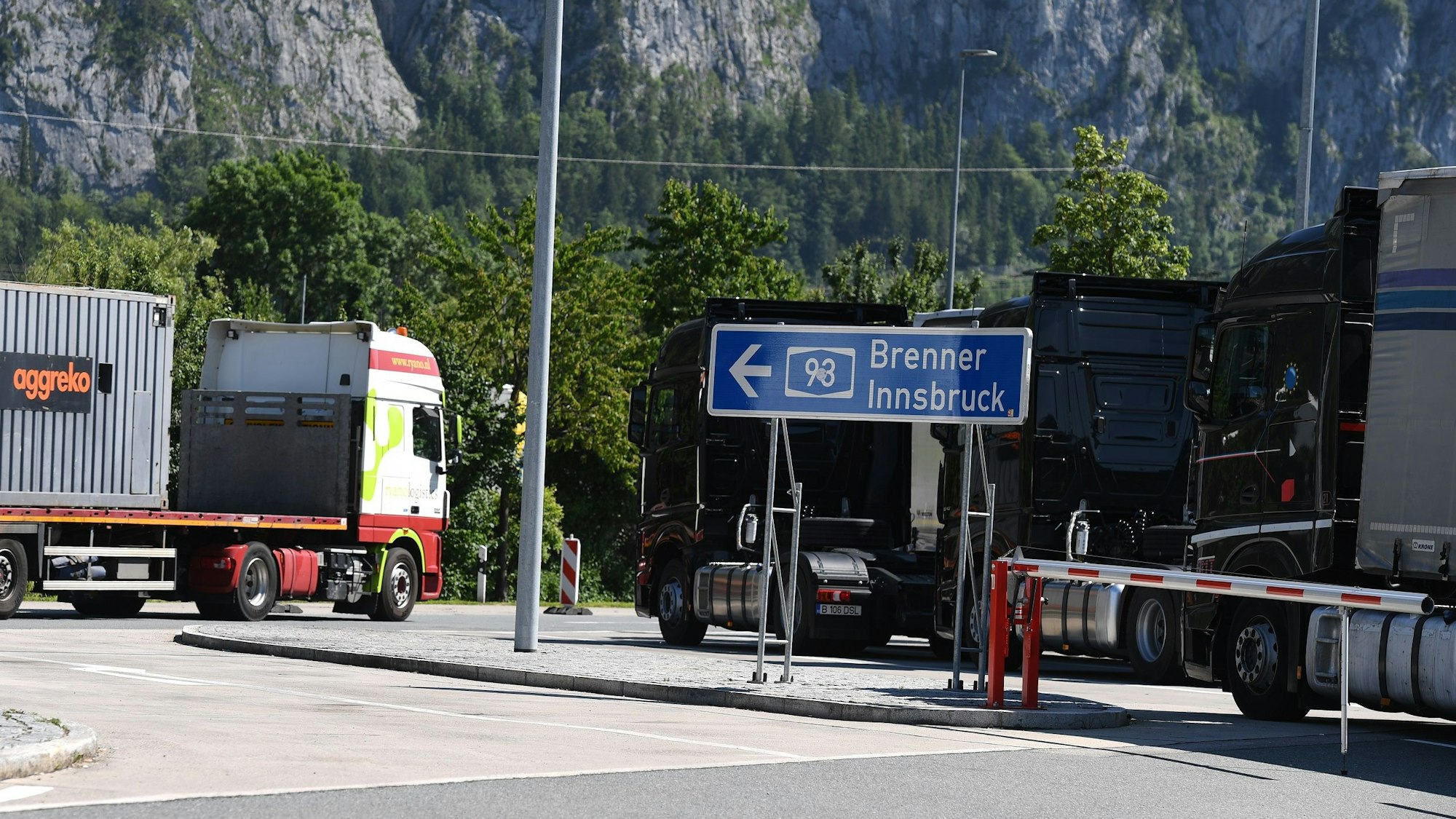 Eine deutsche Urlauberin ist auf einem Parkplatz in Österreich von ihrem eigenen Auto vor den Augen ihres Mannes überrollt worden. Unser Symbolbild zeigt einen Rastplatz im Jahr 2019.