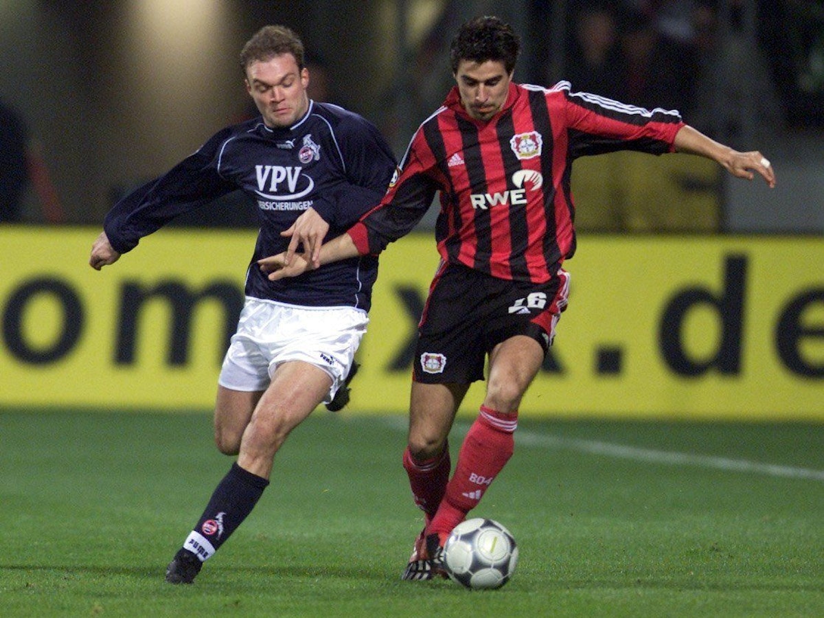 Der Kölner Alexander Voigt (l.) und der Leverkusener Zoltan Sebescen (r.) kämpfen beim DFB-Pokal-Halbfinalspiel um den Ball