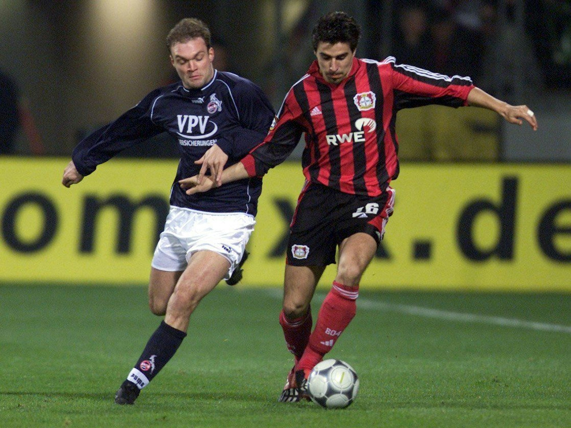 Der Kölner Alexander Voigt (l.) und der Leverkusener Zoltan Sebescen (r.) kämpfen beim DFB-Pokal-Halbfinalspiel um den Ball