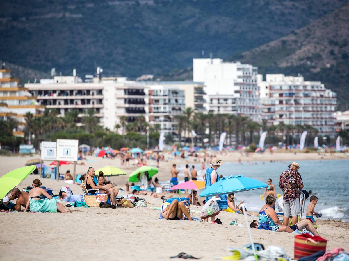 Urlauber am Strand der Costa Brava in Katalonien.