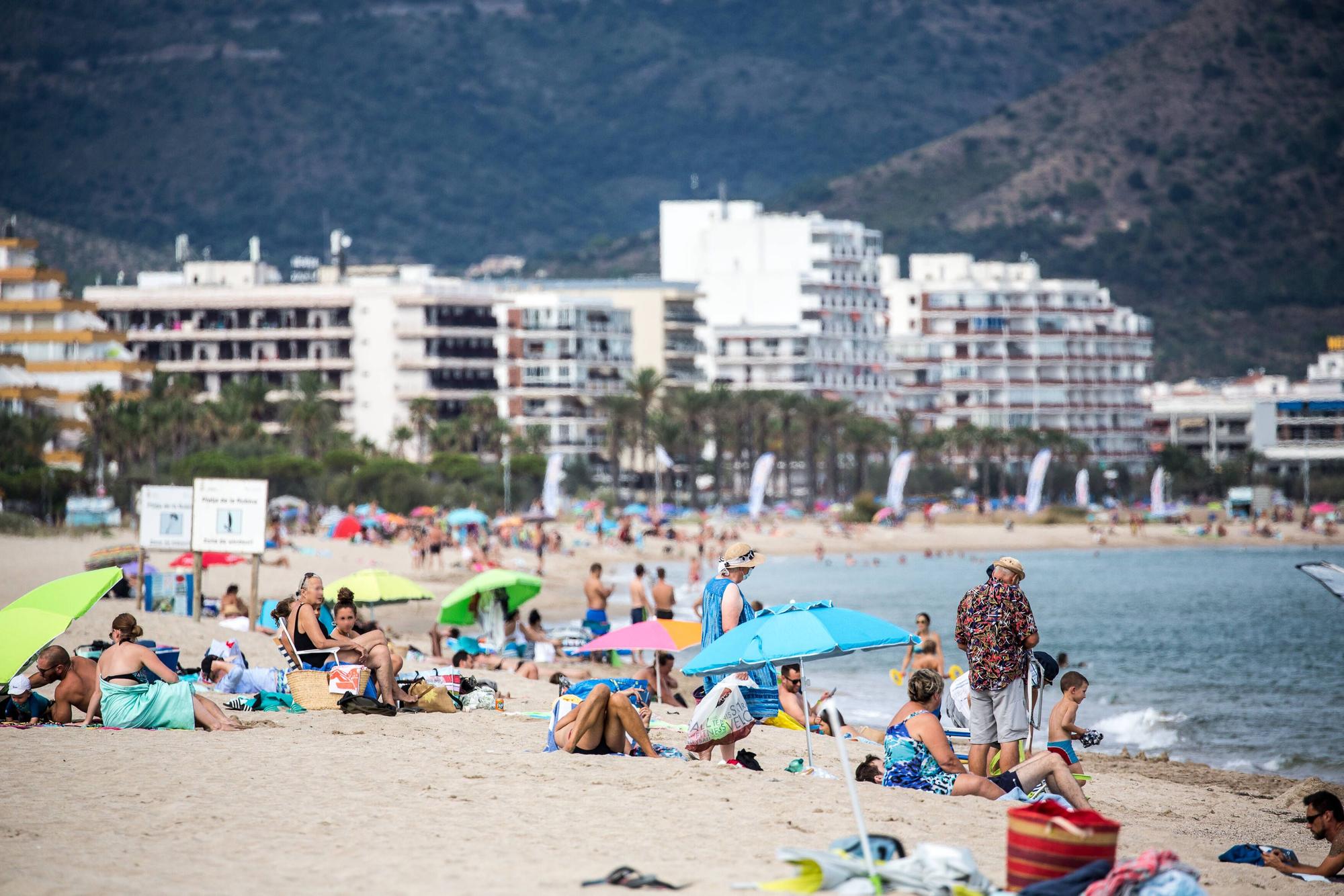 Urlauber am Strand der Costa Brava in Katalonien.