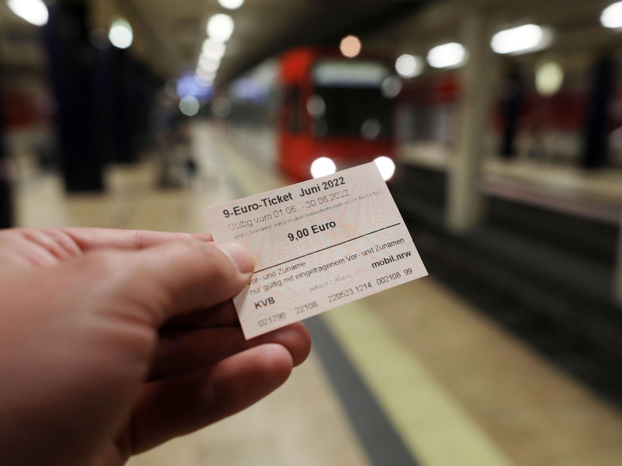 Ein 9-Euro-Ticket in der Kölner Haltestelle Ebertplatz. Das Foto wurde im Mai 2022 aufgenommen.