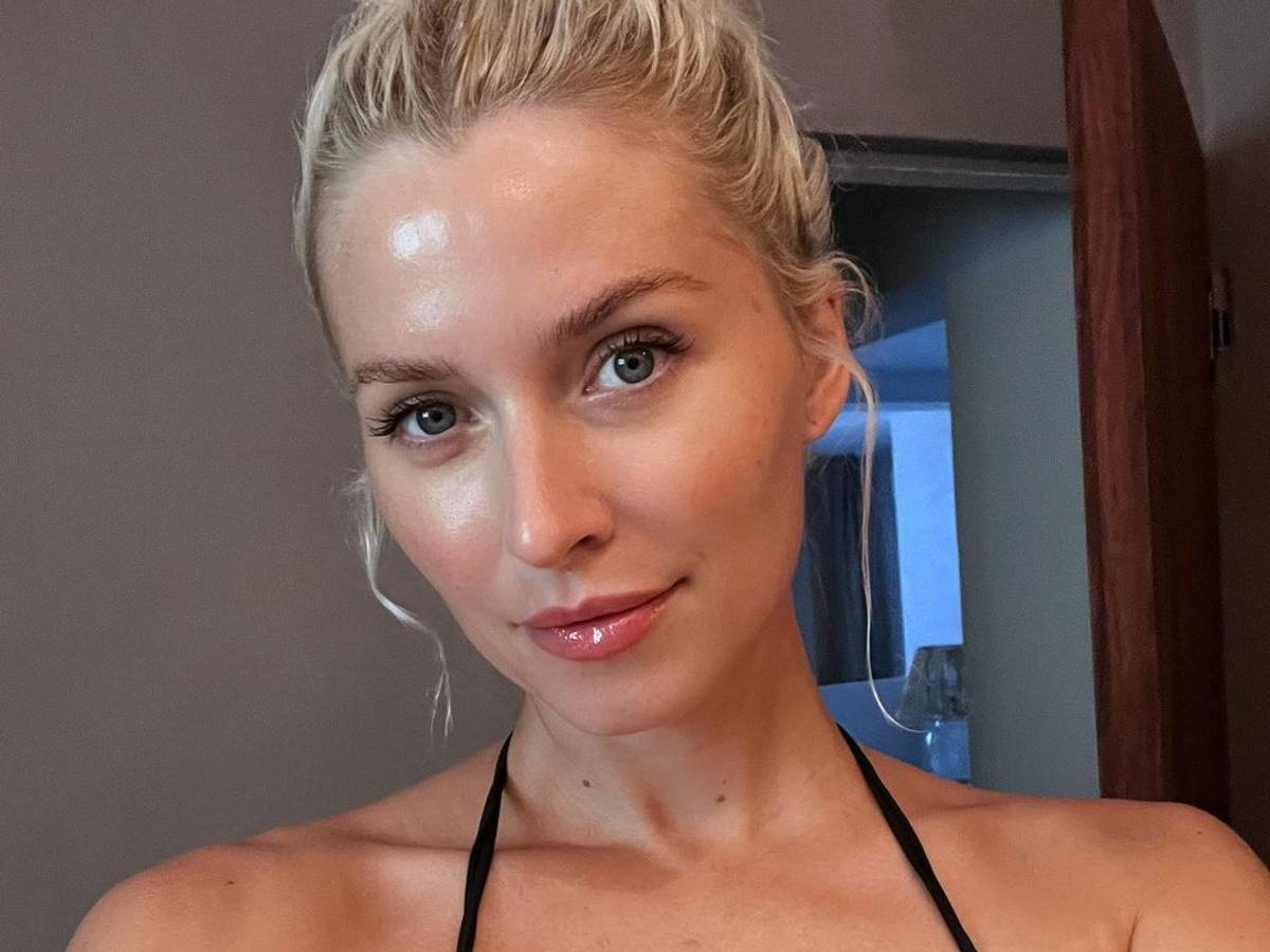 Lena Gercke, hier auf einem Instagram-Selfie vom Juli 2022, zeigt sich ihren Fans im Urlaub im knappen Bikini.