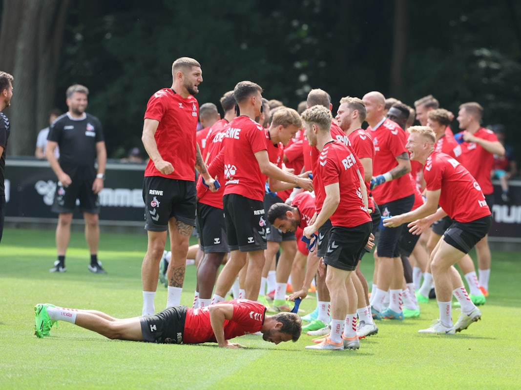 Julian Chabot (l.), hier beim Training am 26. Juli 2022 soll in Regensburg gemeinsam mit Timo Hübers die Innenverteidigung des 1. FC Köln bilden.