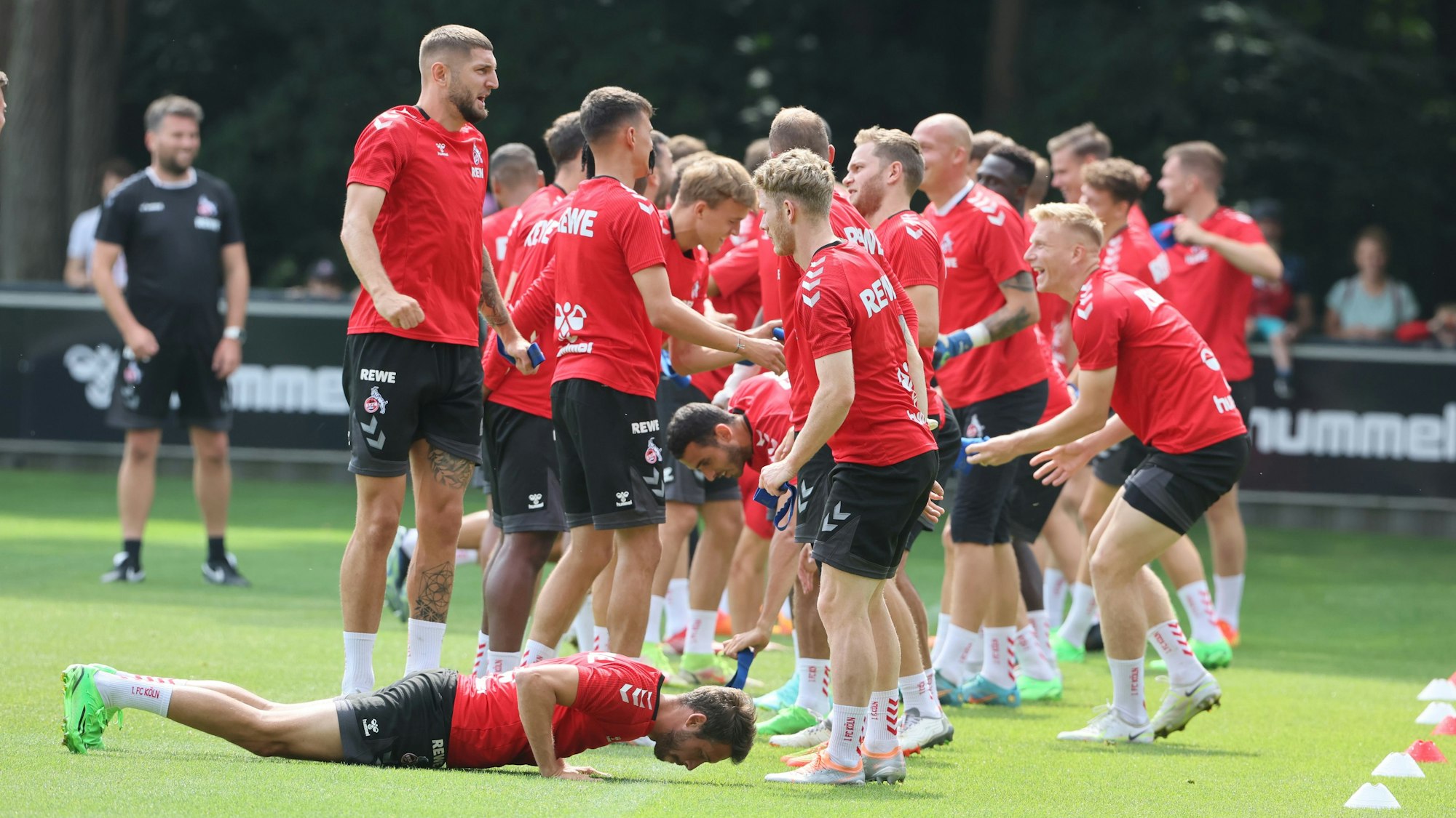 Julian Chabot (l.), hier beim Training am 26. Juli 2022 soll in Regensburg gemeinsam mit Timo Hübers die Innenverteidigung des 1. FC Köln bilden.