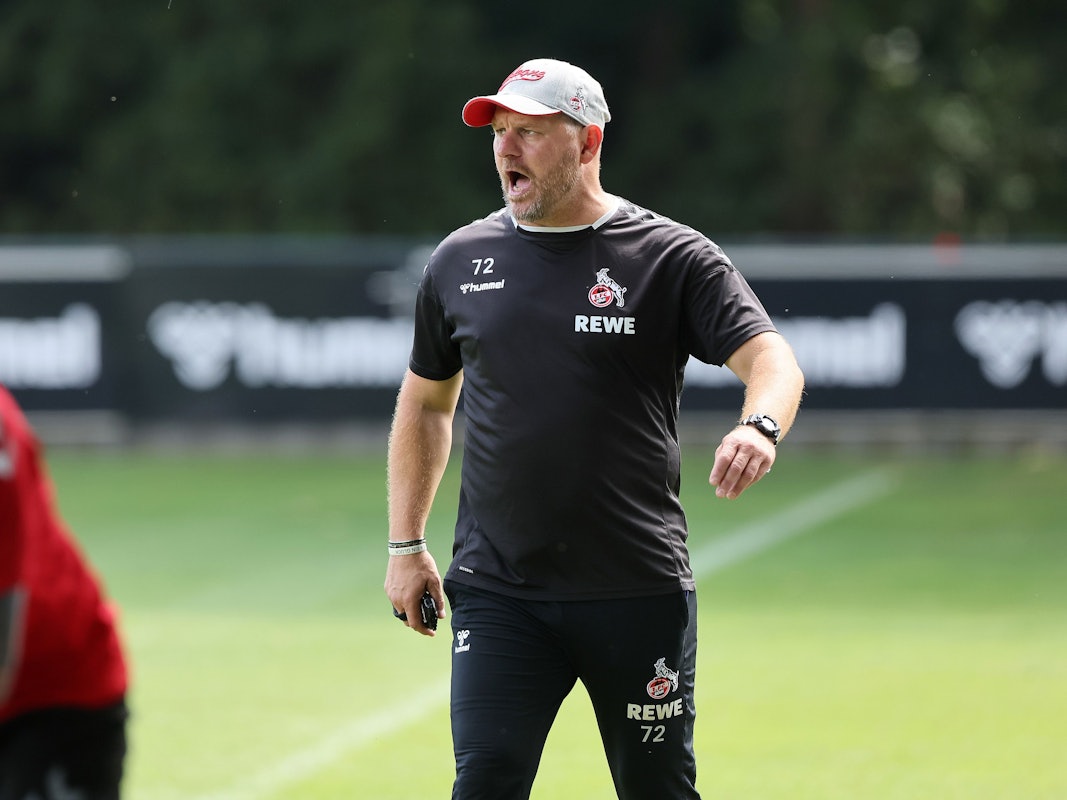 Chefcoach Steffen Baumgart brüllt beim Training des 1. FC Köln am Dienstag (26. Juli 2022)