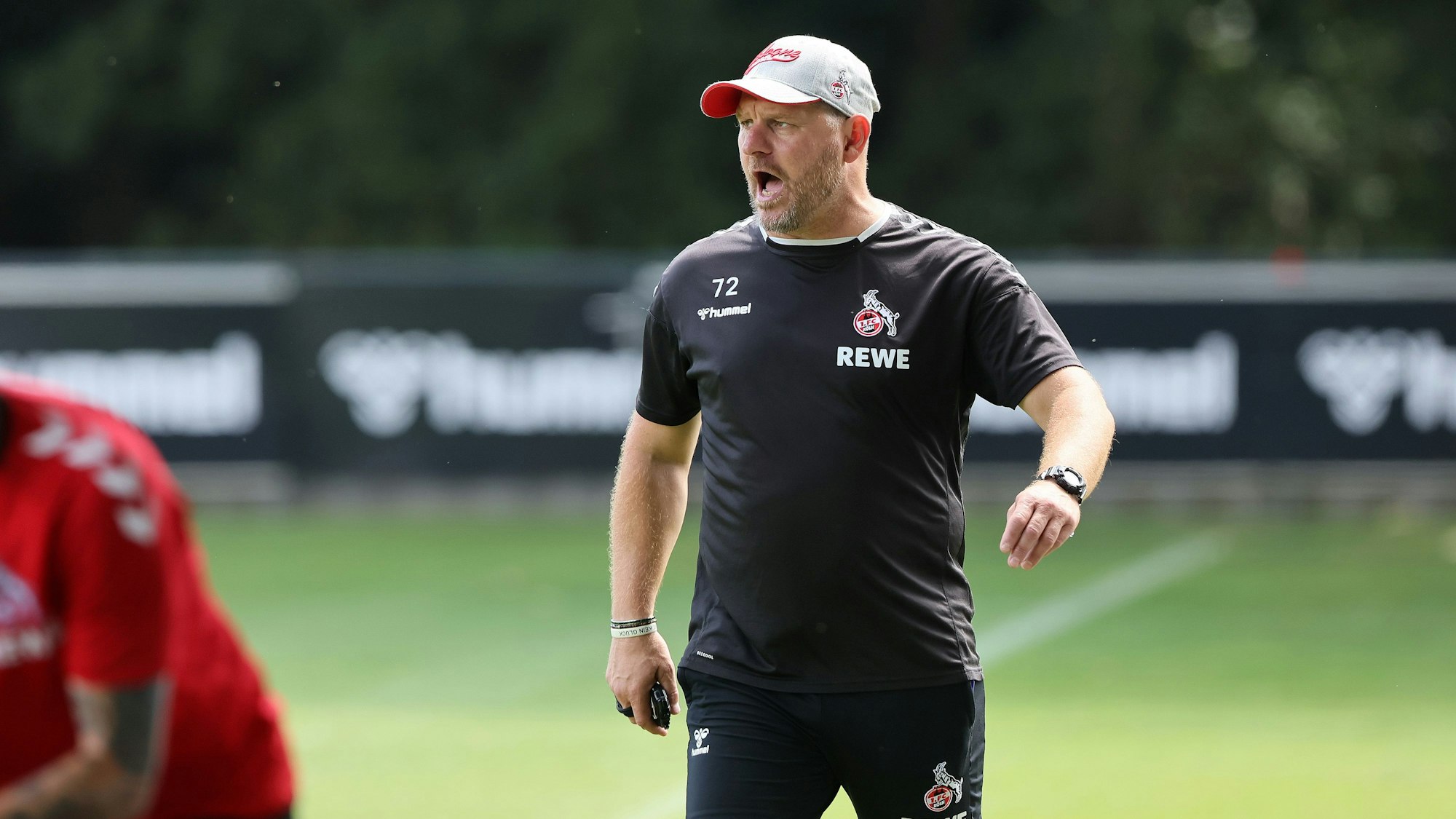 Chefcoach Steffen Baumgart brüllt beim Training des 1. FC Köln am Dienstag (26. Juli 2022)