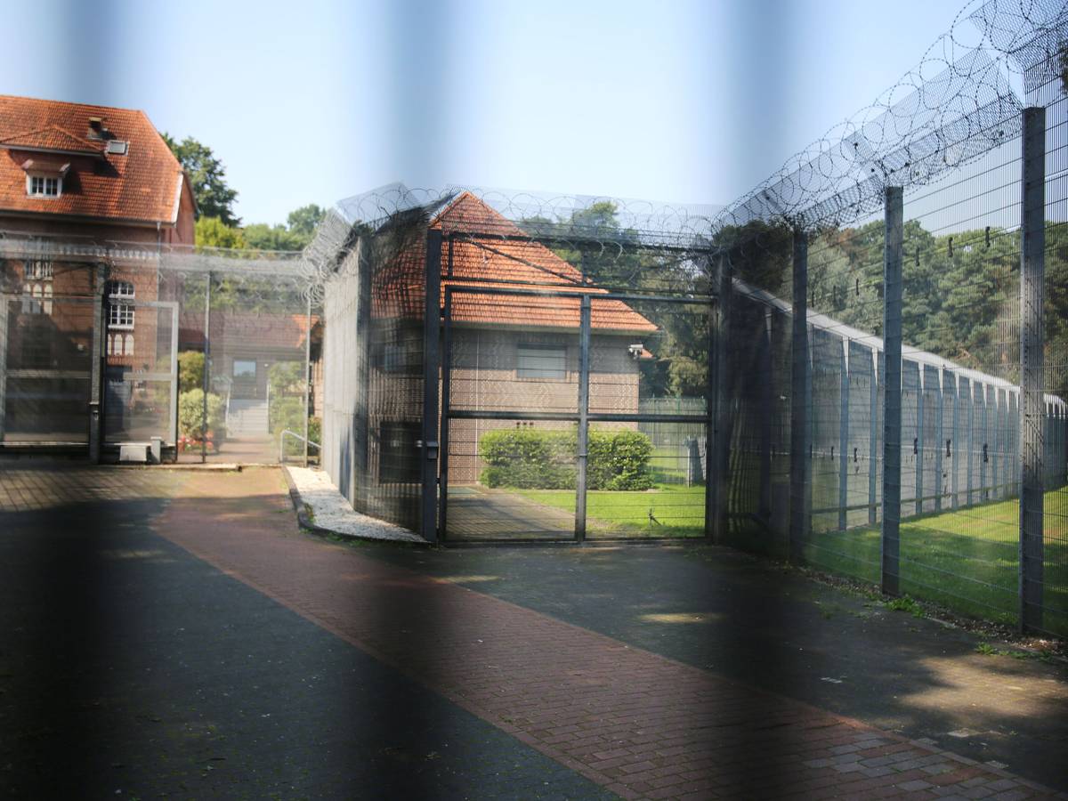 Ein Zaun mit Stacheldraht steht in Bedburg-Hau (Nordrhein-Westfalen) vor der forensischen Abteilungen der LVR-Klinik.