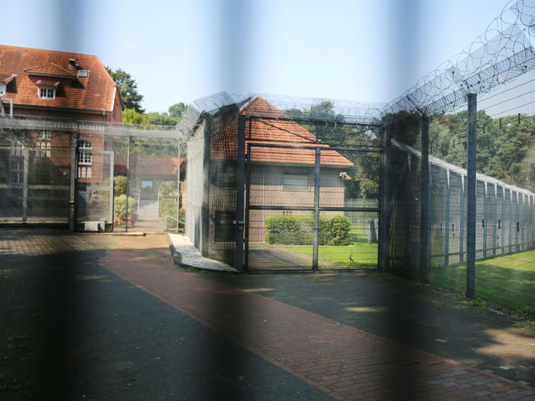 Ein Zaun mit Stacheldraht steht in Bedburg-Hau (Nordrhein-Westfalen) vor der forensischen Abteilungen der LVR-Klinik.