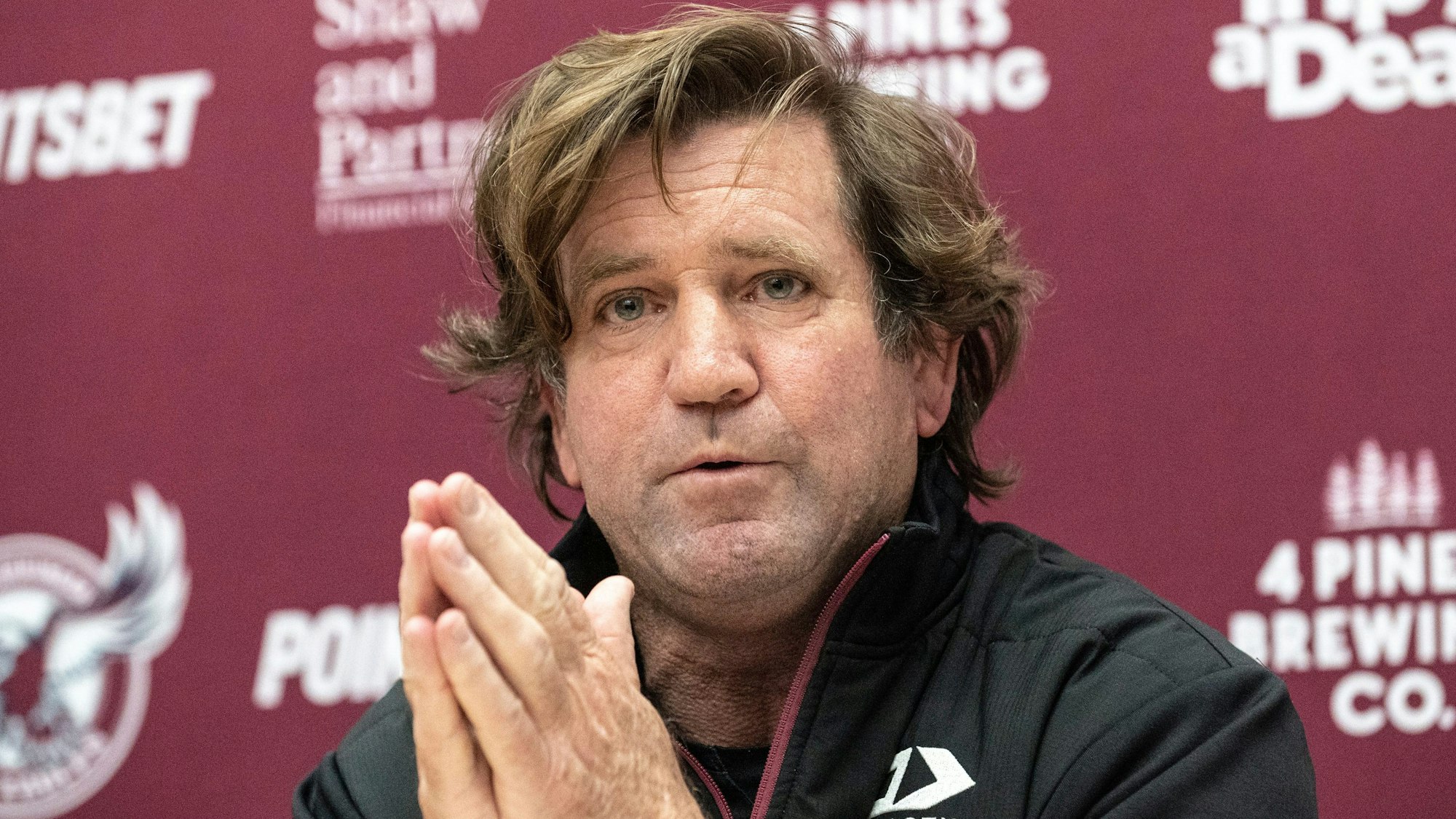 Des Hasler, Coach der Manly Sea Eagles, spricht mit den Medien in Sydney.