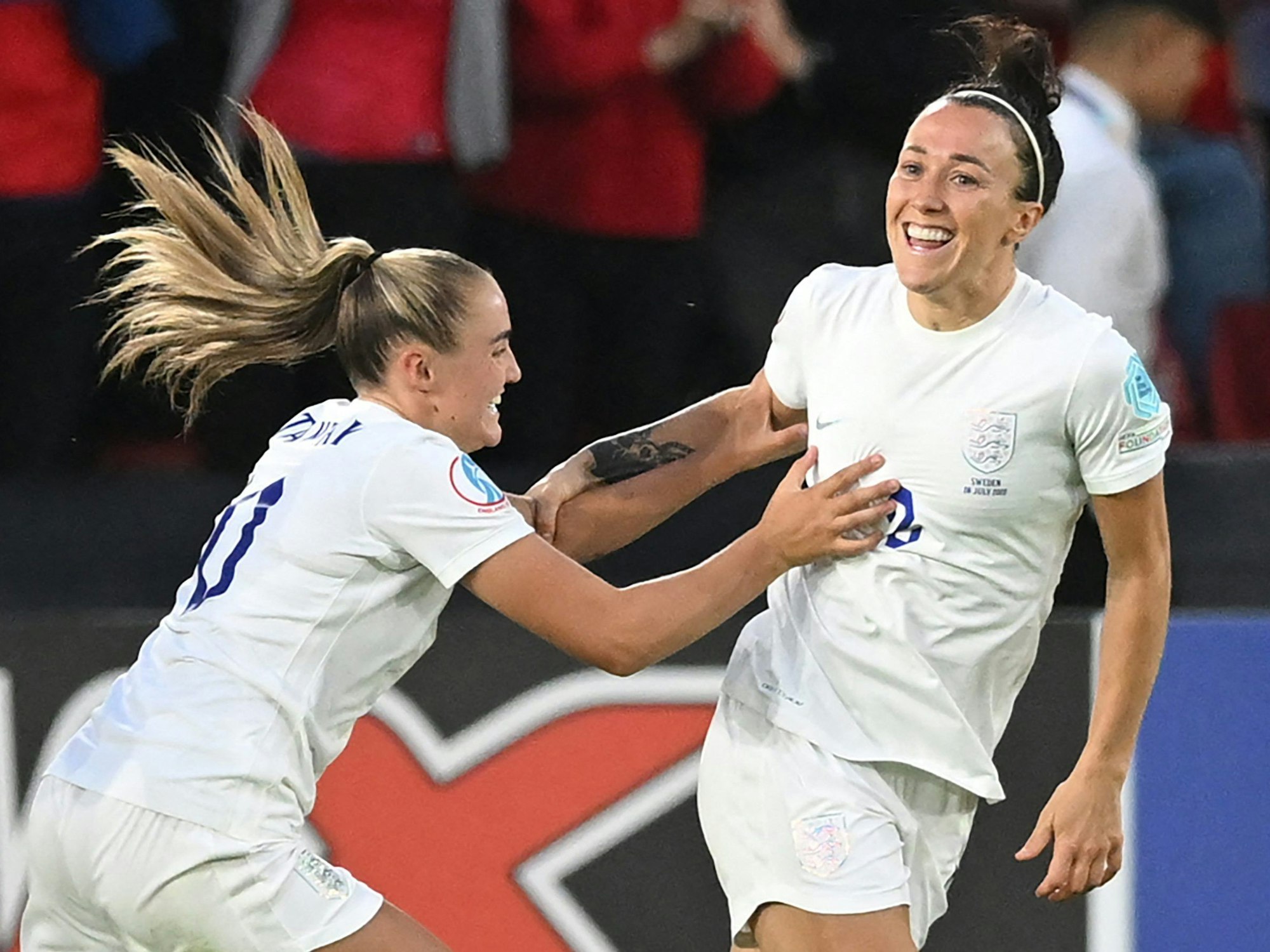 Lucy Bronze feiert ihr Tor für England.