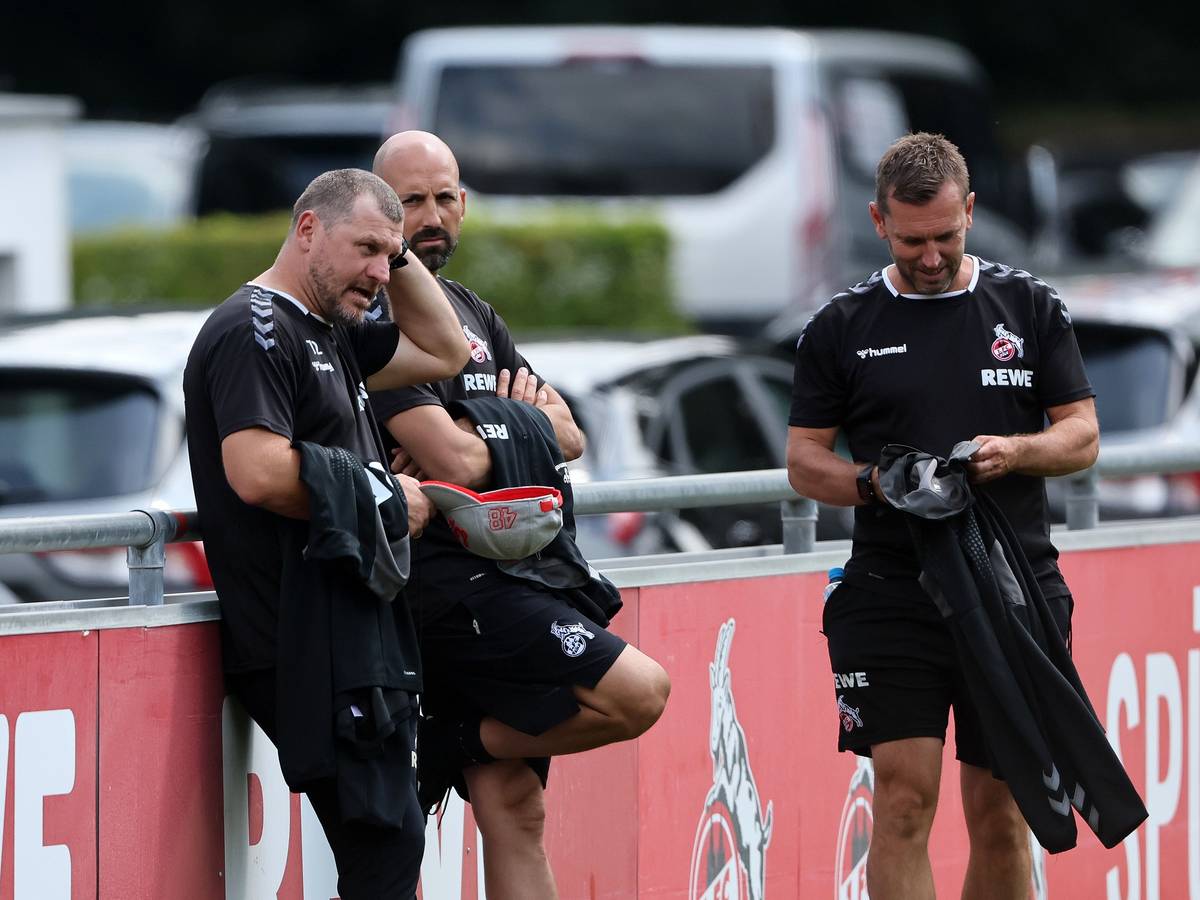Steffen Baumgart (l.) mit Co-Trainer André Pawlak (r.) und Teampsychologe Moritz Anderten.