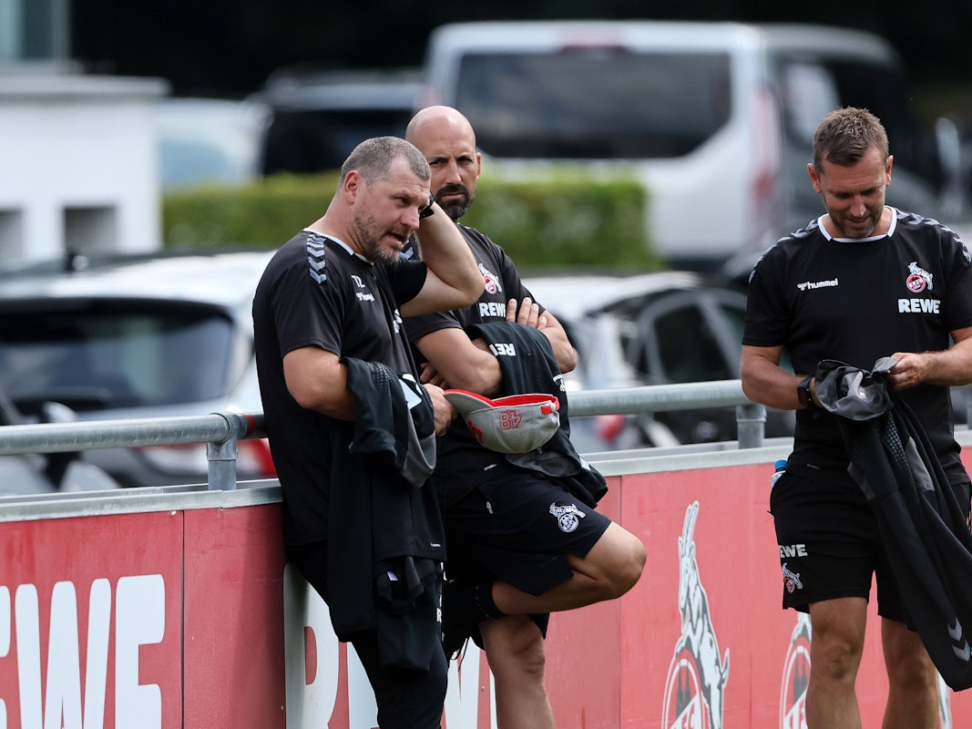 Steffen Baumgart (l.) mit Co-Trainer André Pawlak (r.) und Teampsychologe Moritz Anderten.