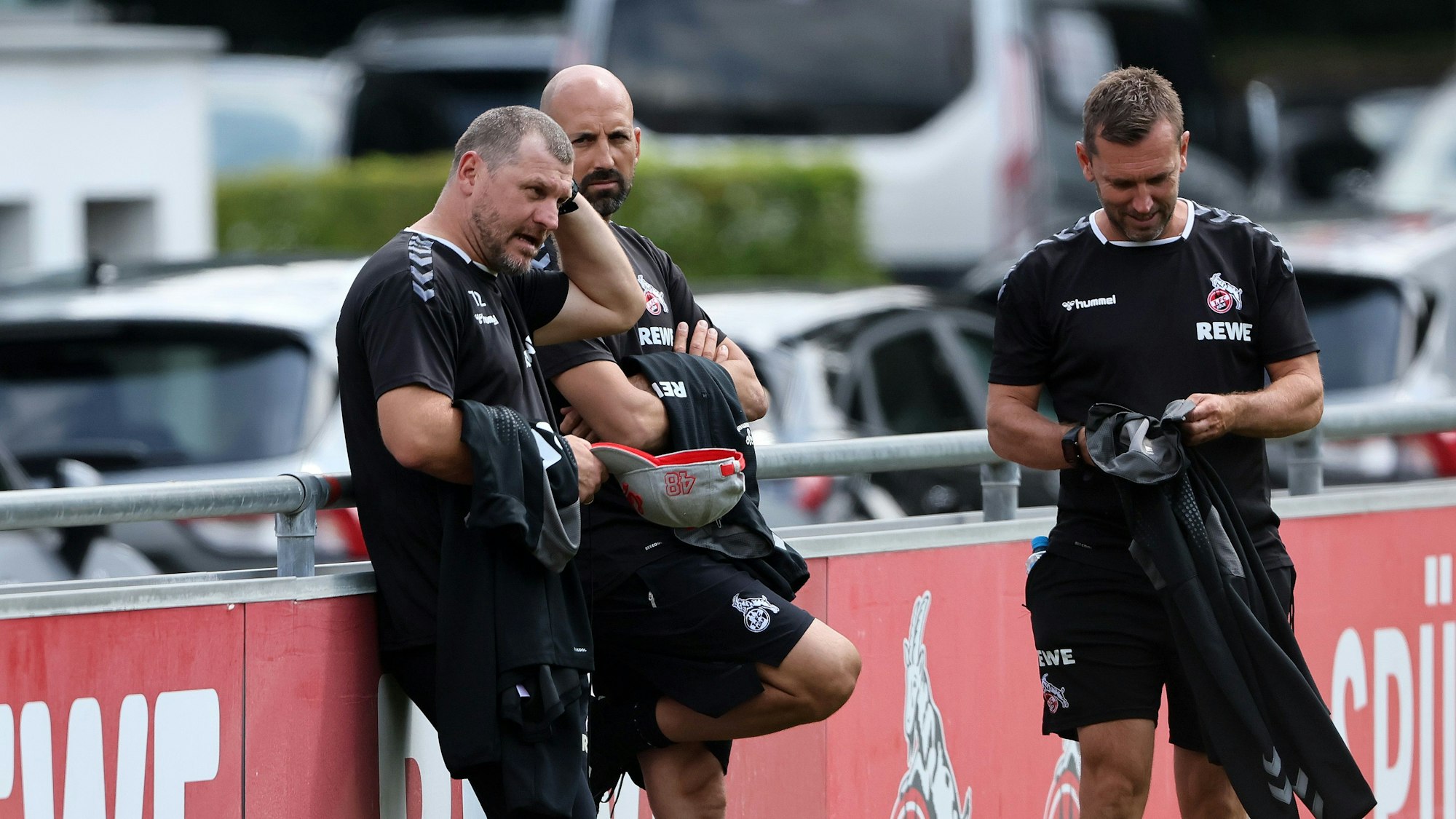 Steffen Baumgart (l.) mit Co-Trainer André Pawlak (r.) und Teampsychologe Moritz Anderten.
