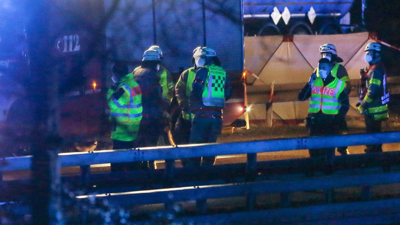 Feuerwehrleute und Polizisten stehen an der Autobahn 44 bei Aachen. Auf einem Rastplatz an der A44 ist ein 22-jähriger Belgier bei einem Unfall ums Leben gekommen.