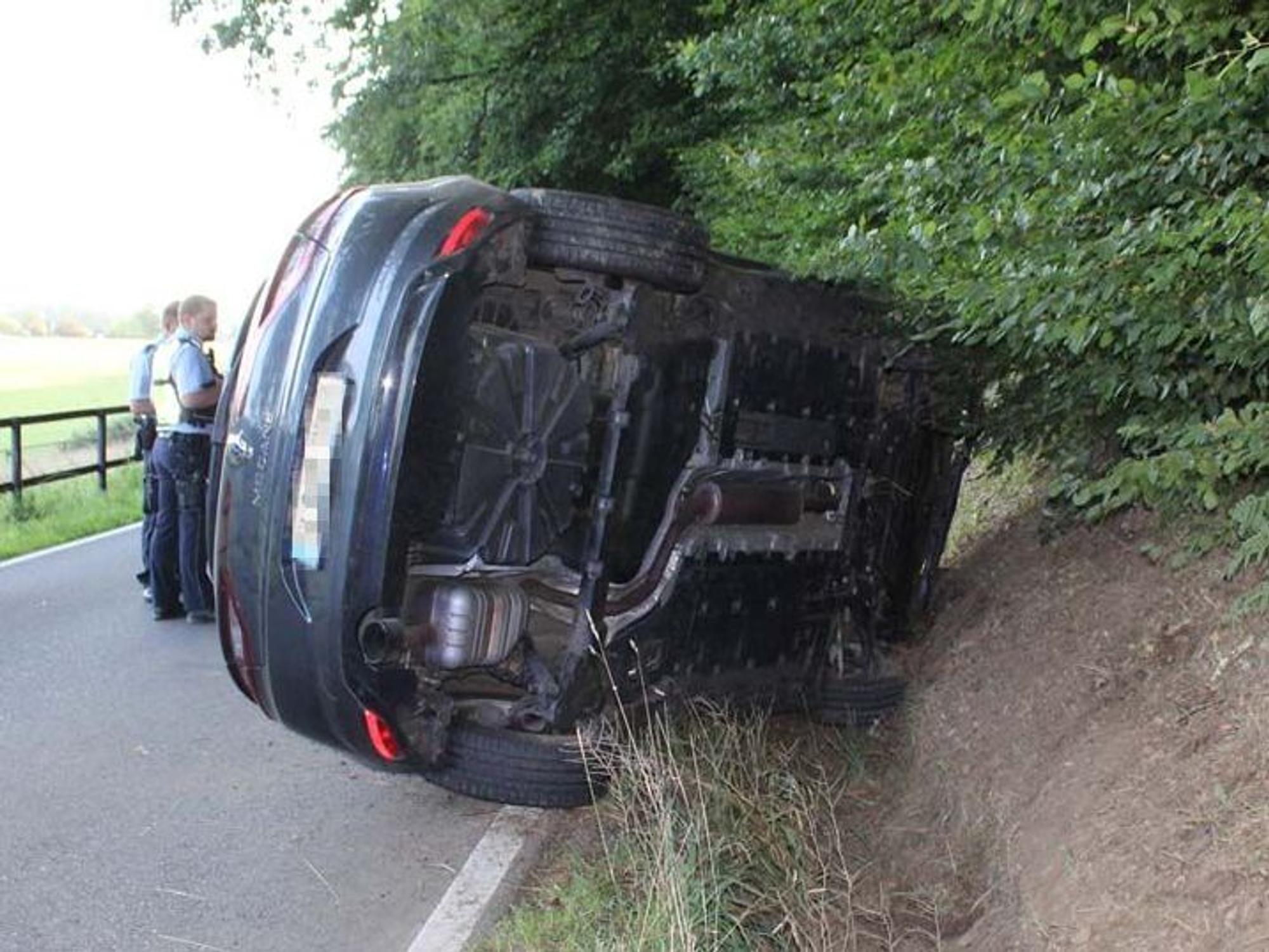 Ein überschlagener Pkw liegt in Kürten an einer Böschung.