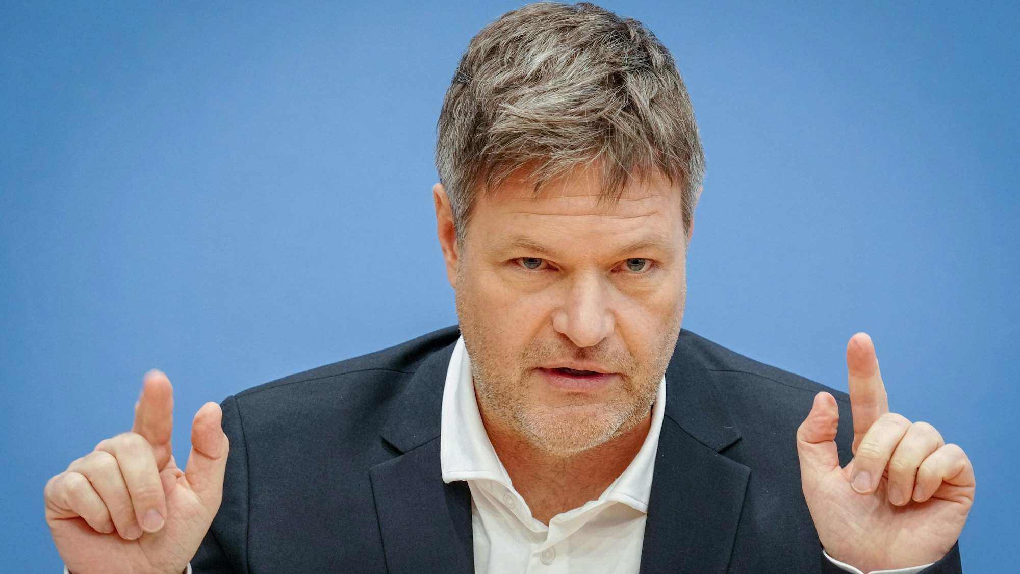 Wirtschaftsminister Robert Habeck (Grüne) hat noch einmal den Ernst der Lage betont. Hier ist er im Januar auf einer Bundespressekonferenz zu sehen.