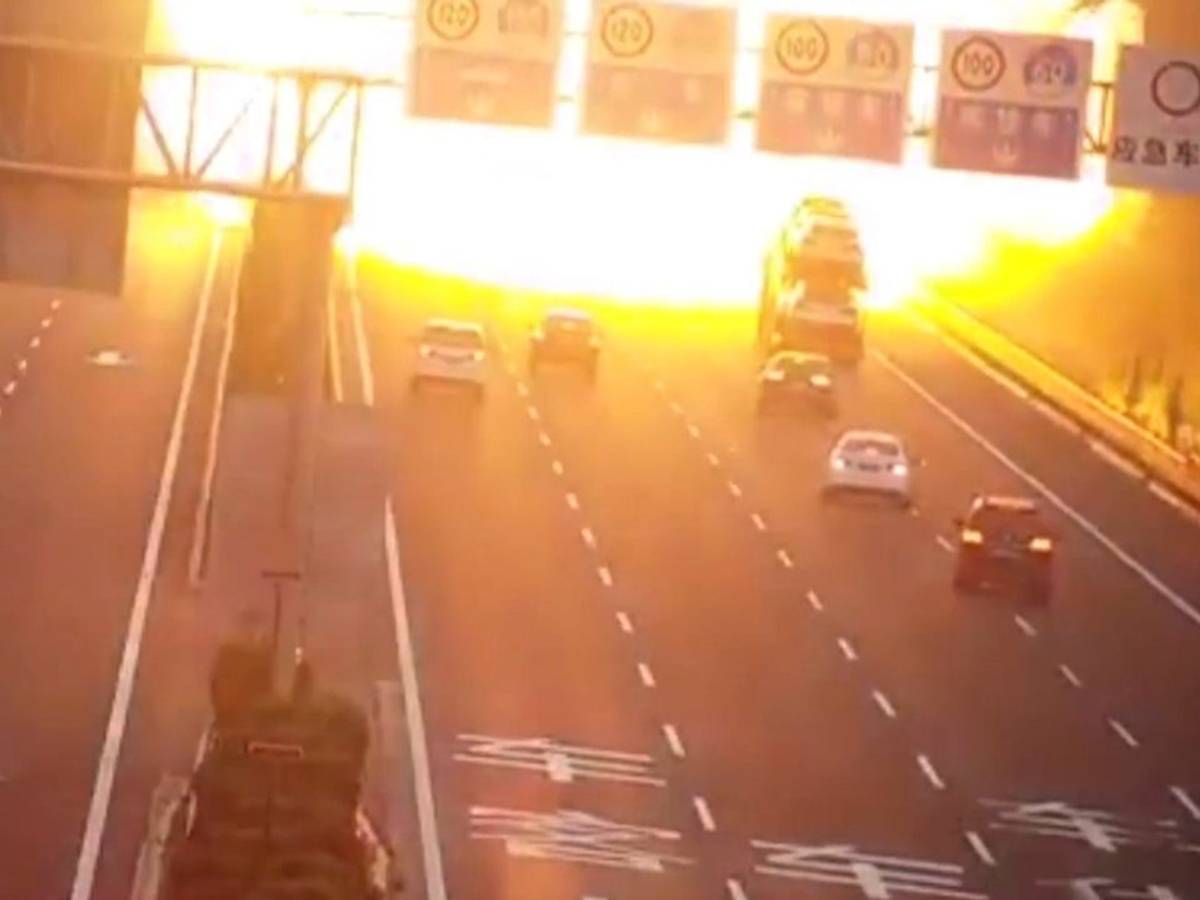 Ein Lastwagen hat vergangene Woche auf einer Autobahn in Shandong in China eine heftige Explosion ausgelöst. Nach einer Kollision mit einem anderen Lkw brach ein Inferno aus. Berichten zufolge blieben die Fahrer wie durch ein Wunder unverletzt. (via Glomex/KameraOne)