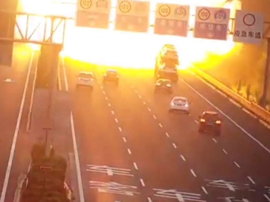Ein Lastwagen hat vergangene Woche auf einer Autobahn in Shandong in China eine heftige Explosion ausgelöst. Nach einer Kollision mit einem anderen Lkw brach ein Inferno aus. Berichten zufolge blieben die Fahrer wie durch ein Wunder unverletzt. (via Glomex/KameraOne)