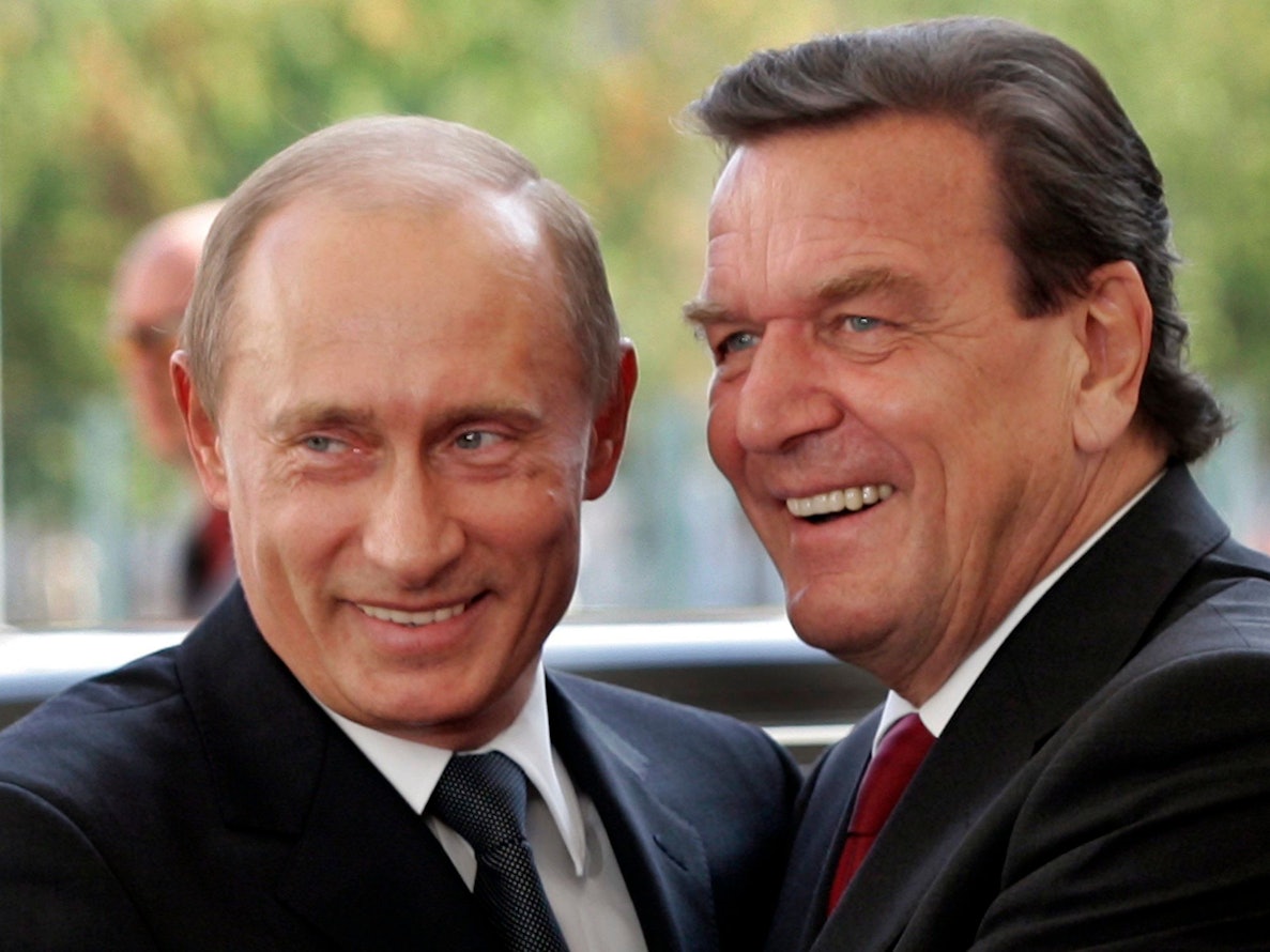 Werden sich Wladimir Putin (l.) und Gerhard Schröder, hier auf einem Foto aus dem Jahr 2005, in Moskau treffen? Der Altkanzler ließ diese Frage unbeantwortet.