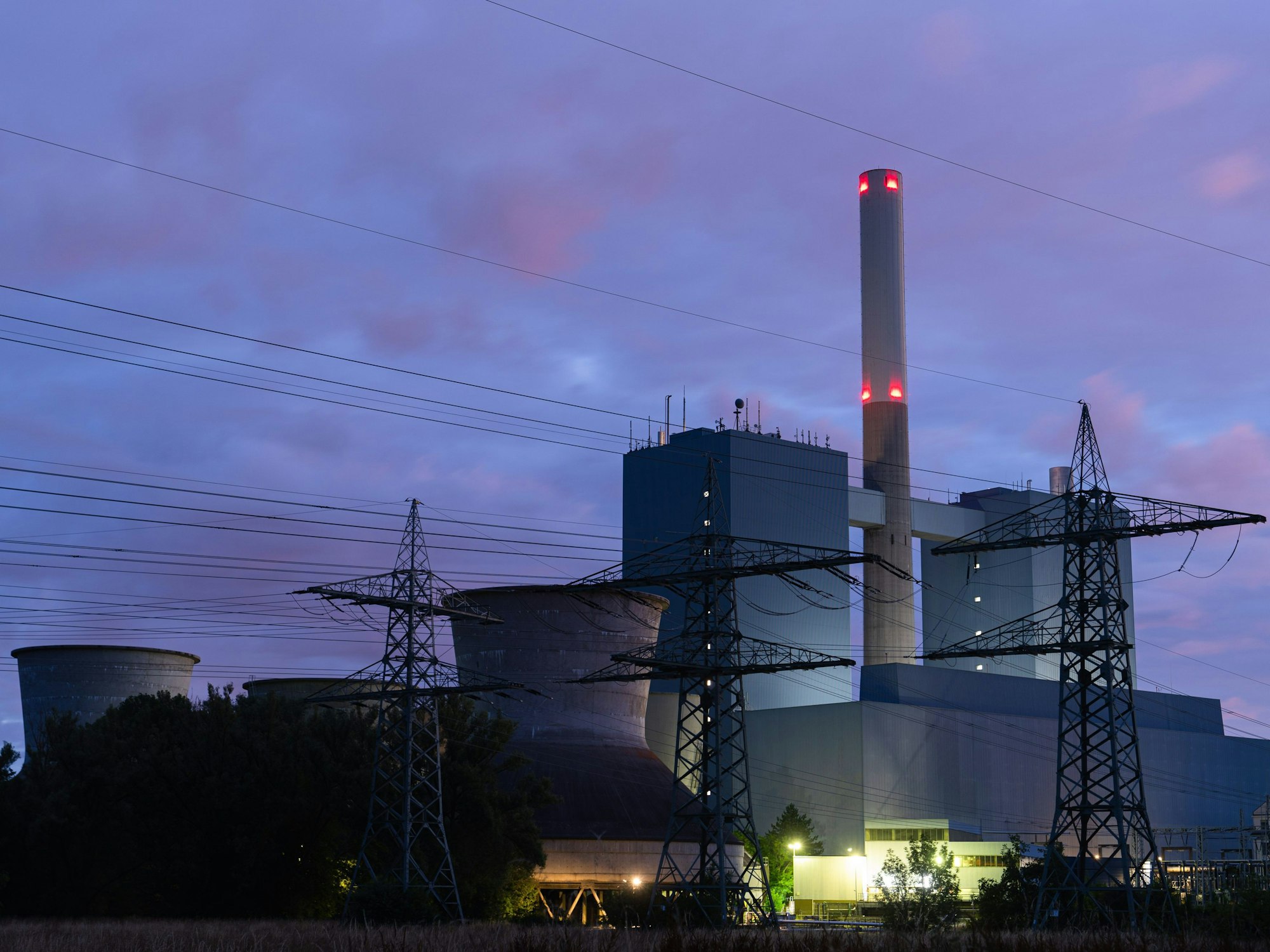 Wolken ziehen während der morgendlichen blauen Stunde über ein Uniper-Gaskraftwerk.