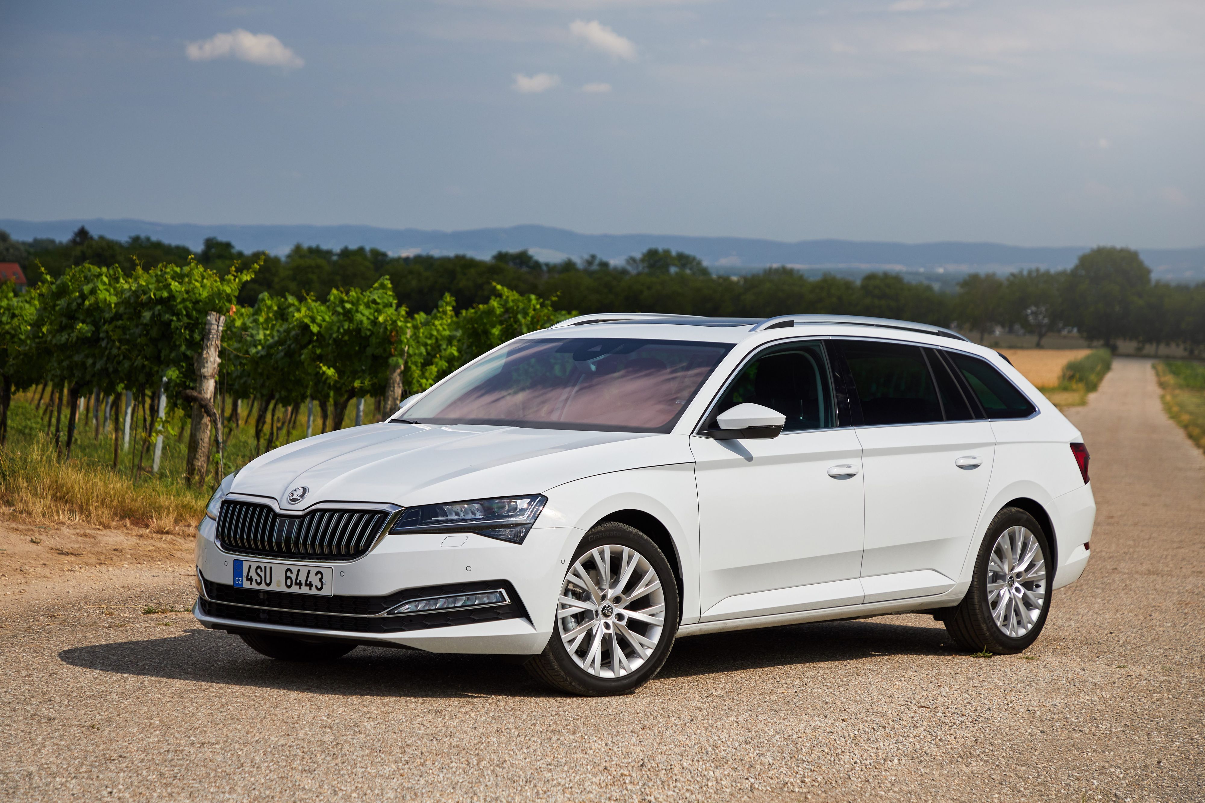 Das Foto vom 14. Juli 2022 zeigt den Skoda Superb – der Wagen gewinnt die Importwertungen der Mittelklasse und der Plug-in-Hybride-Mittelklasse und kommt damit inzwischen auf 13 Titel in der Kategorie „Firmenauto des Jahres“.