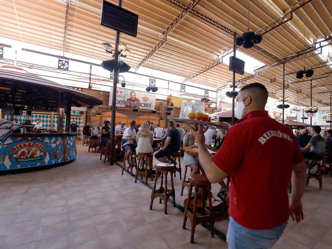 Der Bierkönig auf Mallorca (hier 2021) gehört zu den beliebtesten Lokalen am Ballermann, ist auch in diesem Jahr bestens besucht. Nun ist ein Ekel-Video aus dem Lokal aufgetaucht.