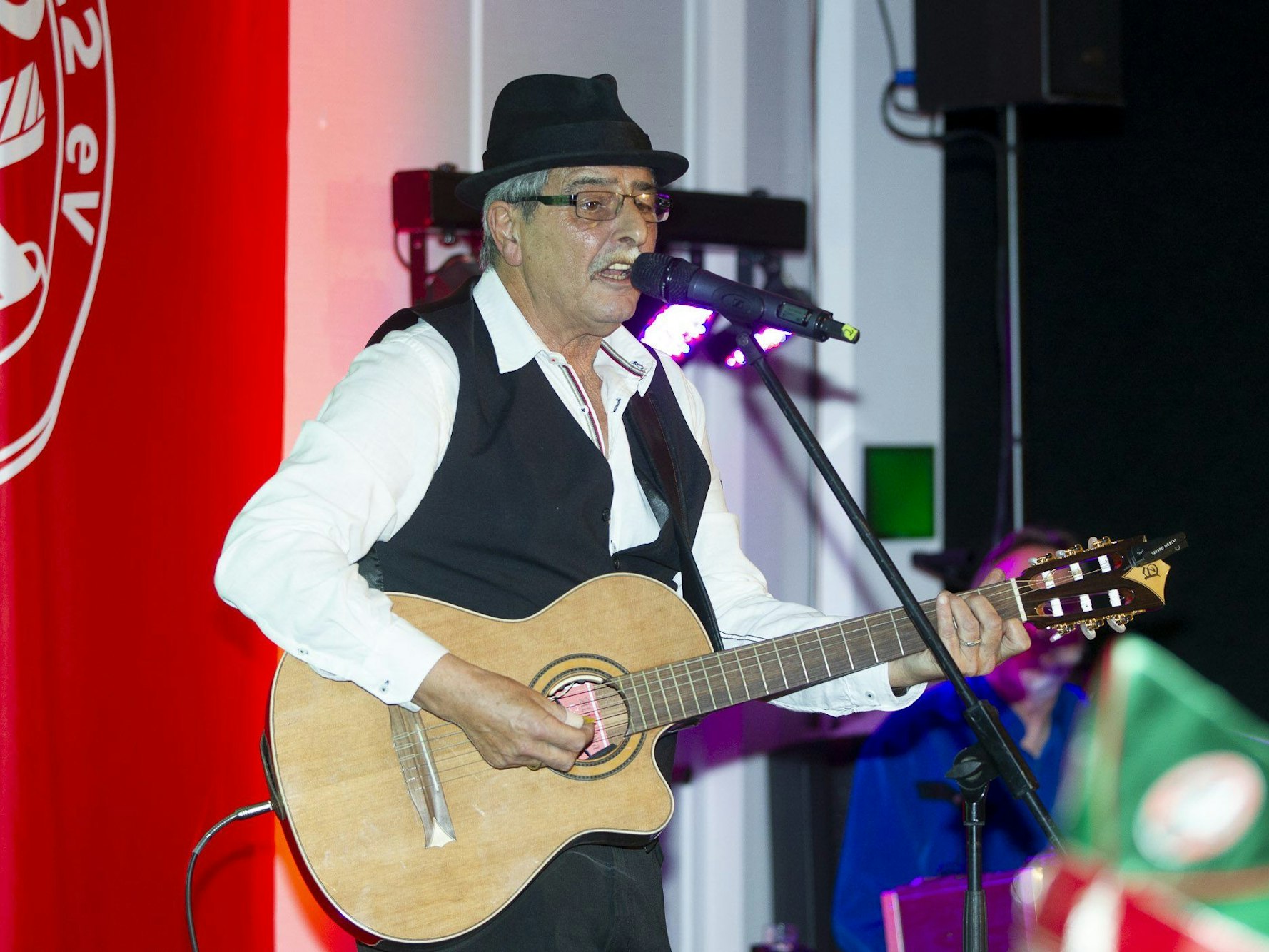 Karl-Heinz „Charly“ Brand singt bei einem Auftritt