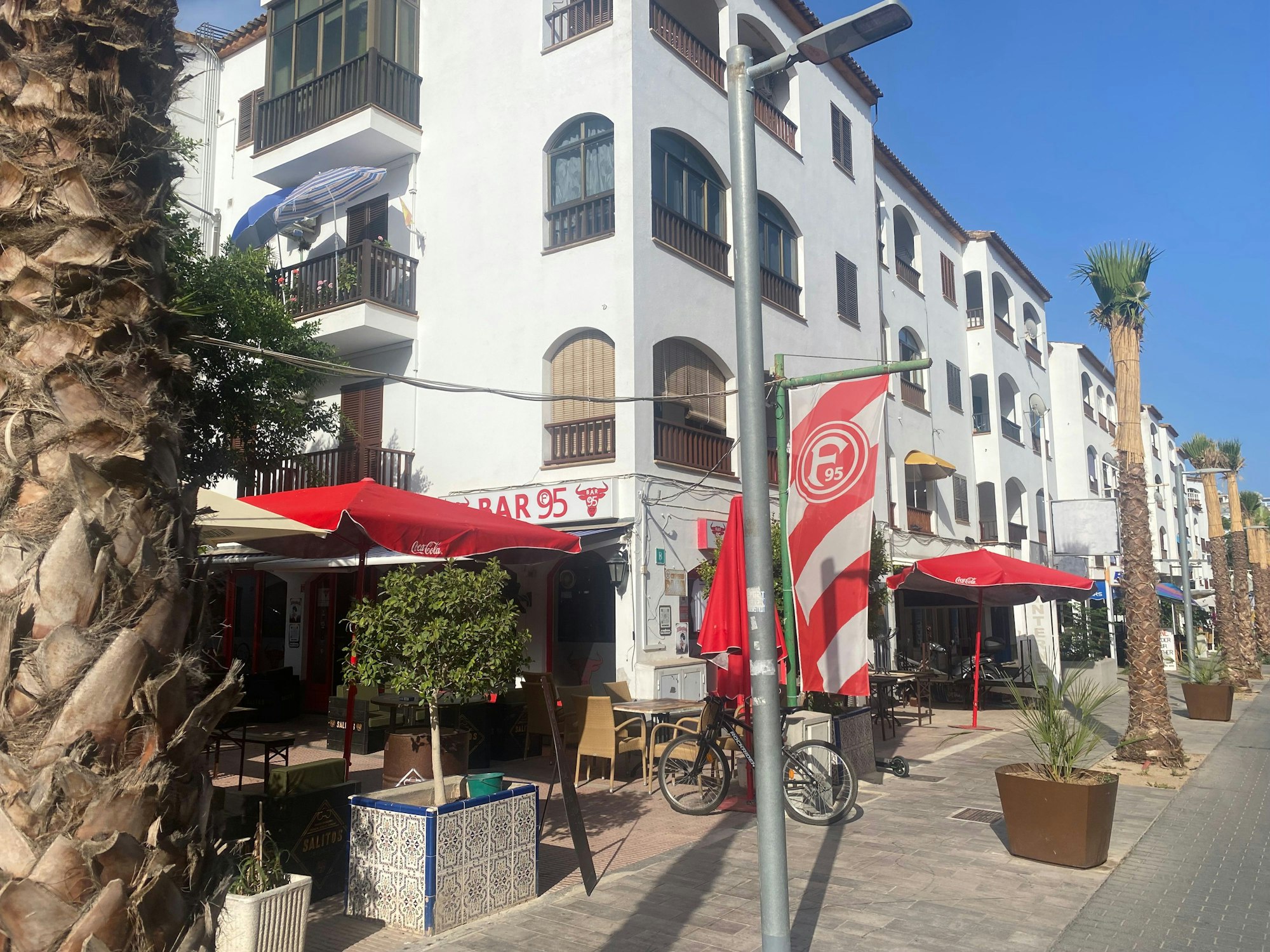 Das Ladenlokal der „Bar 95“. Am Eingang weht eine Fortuna-Düsseldorf-Fahne. Das Foto wurde am 26. Juli aufgenommen.