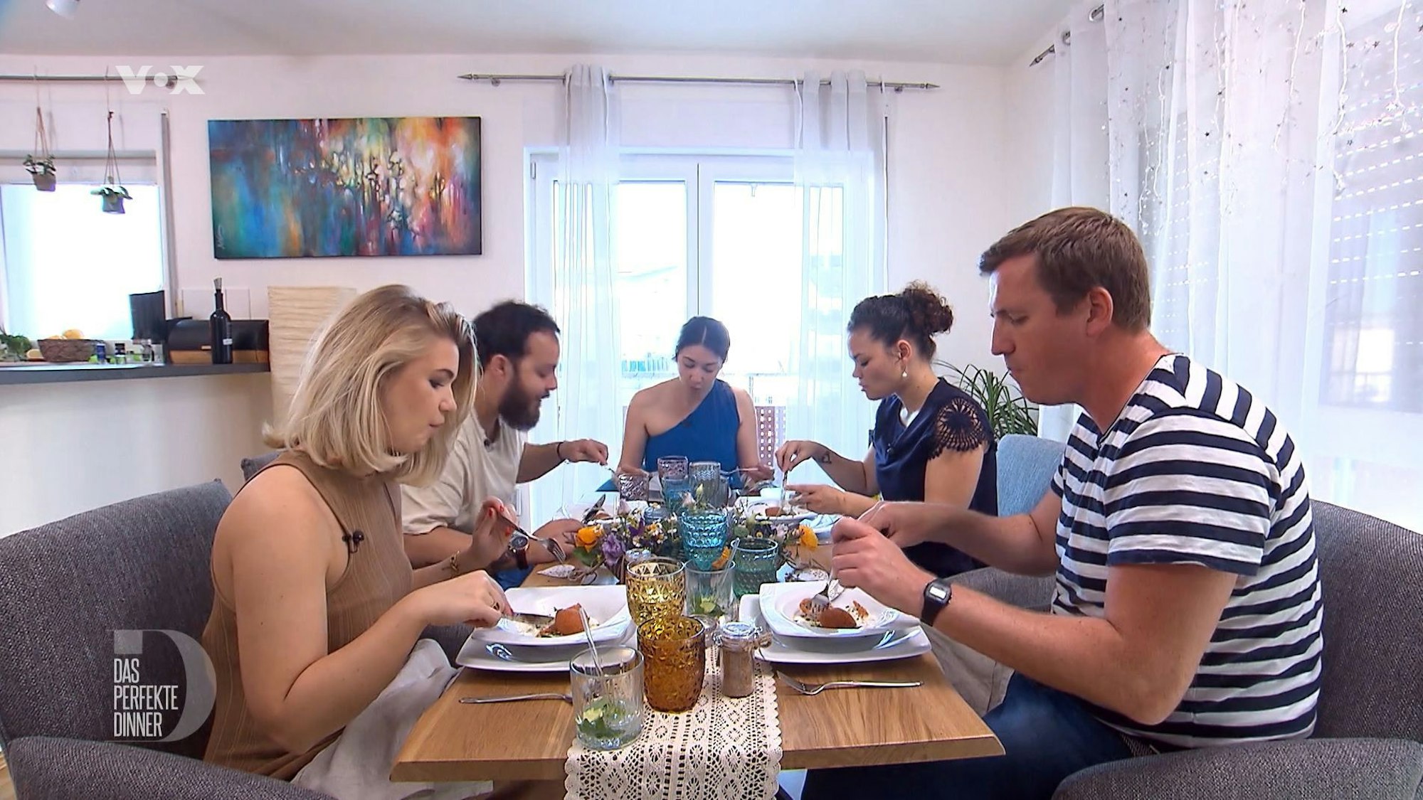 Es mundet den Gästen vorzüglich bei Eda (Mitte) – und zum Glück werden auch alle satt.