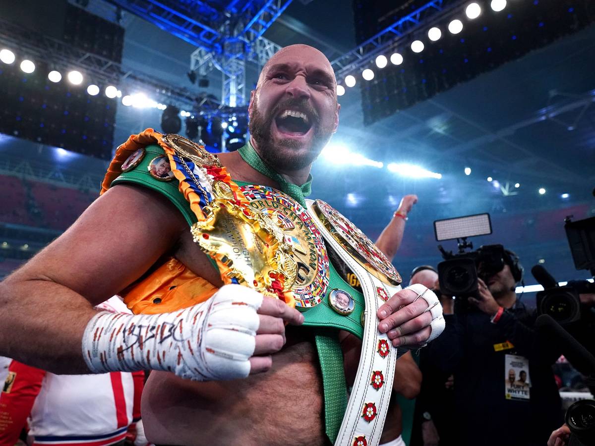 Tyson Fury jubelt nach seinem Sieg mit Gürteln im Box-Kampf