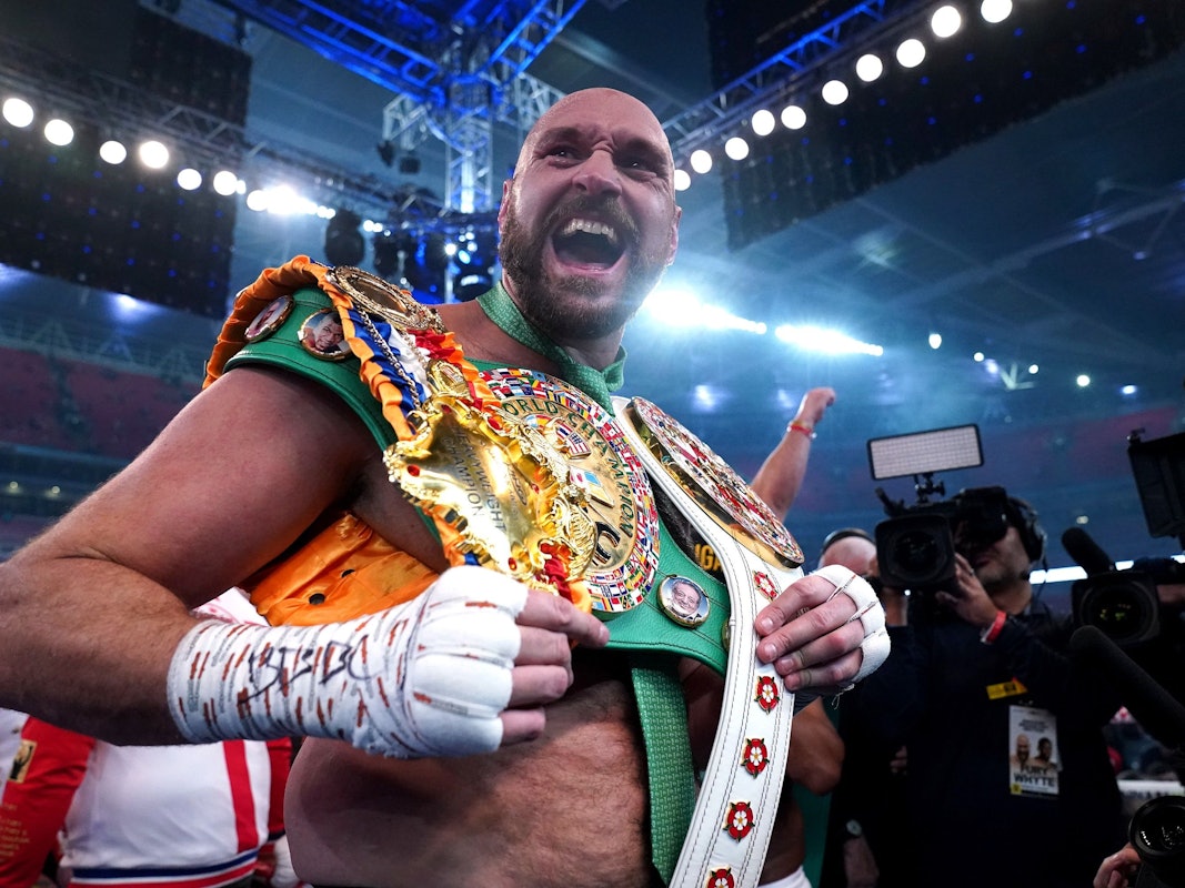Tyson Fury jubelt nach seinem Sieg mit Gürteln im Box-Kampf