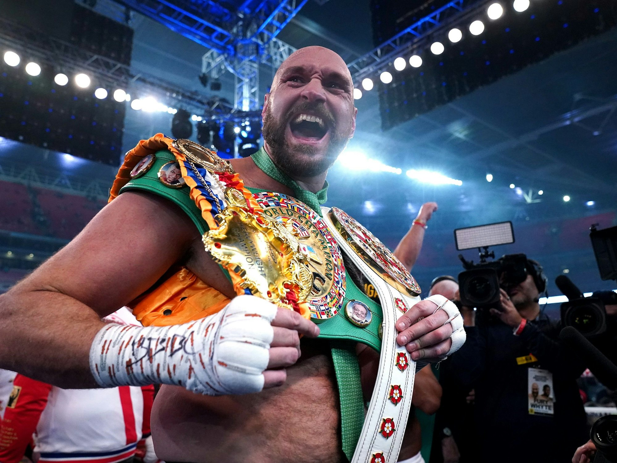 Boxer Tyson Fury jubelt nach seinem Sieg mit den Gürteln.