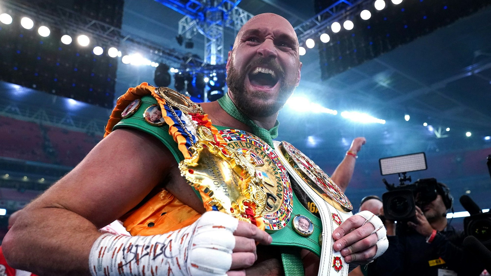 Tyson Fury jubelt nach seinem Sieg mit Gürteln im Box-Kampf