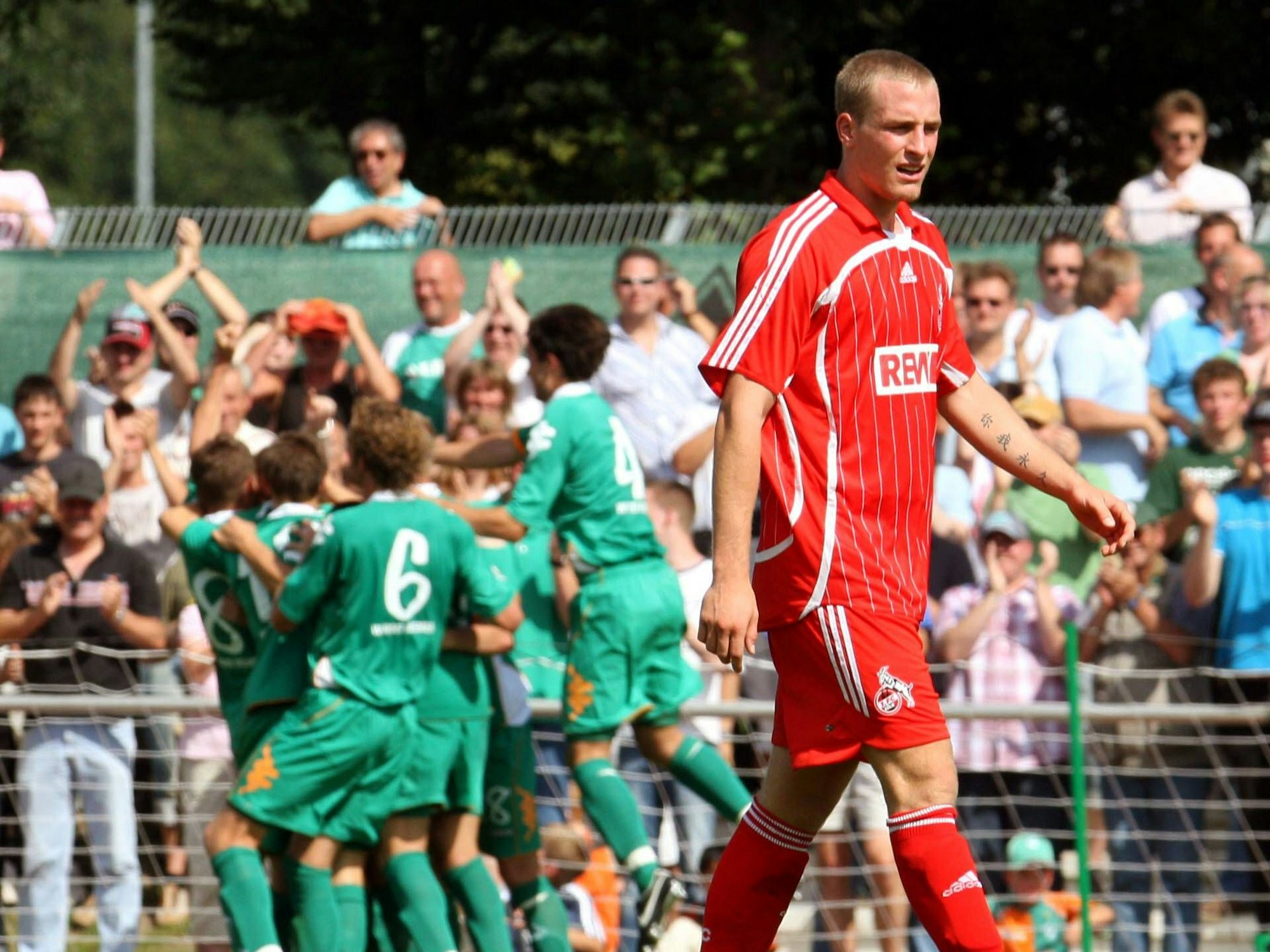 Tobias Nickenig vom 1. FC Köln geht enttäuscht davon während Bremen II jubelt.