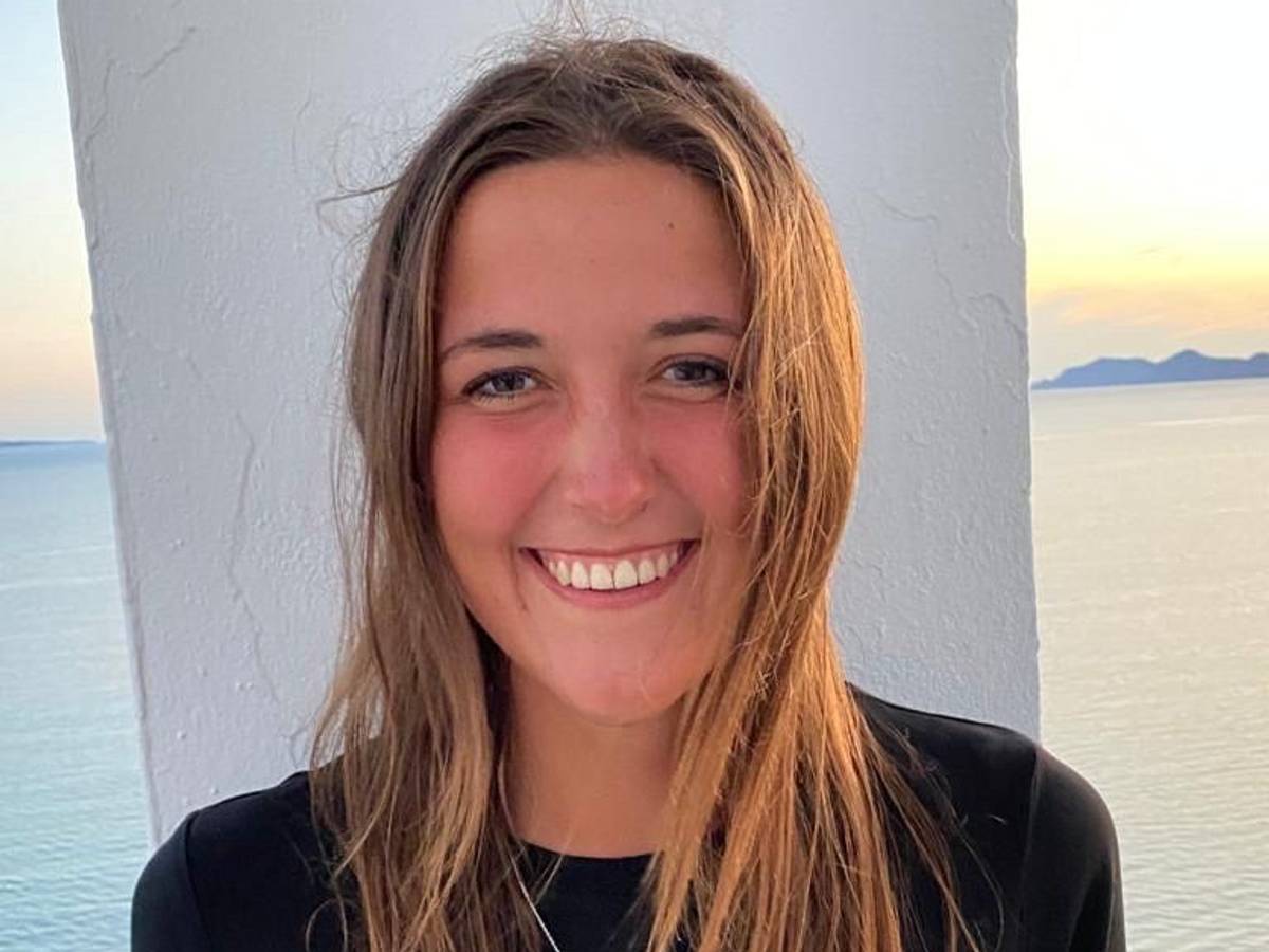 Antonia Raabe vor dem Mittelmeer auf Mallorca