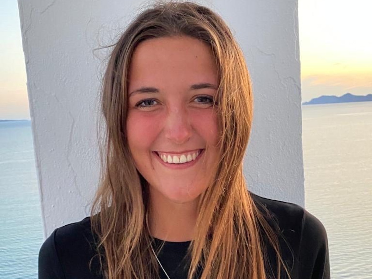 Antonia Raabe vor dem Mittelmeer auf Mallorca