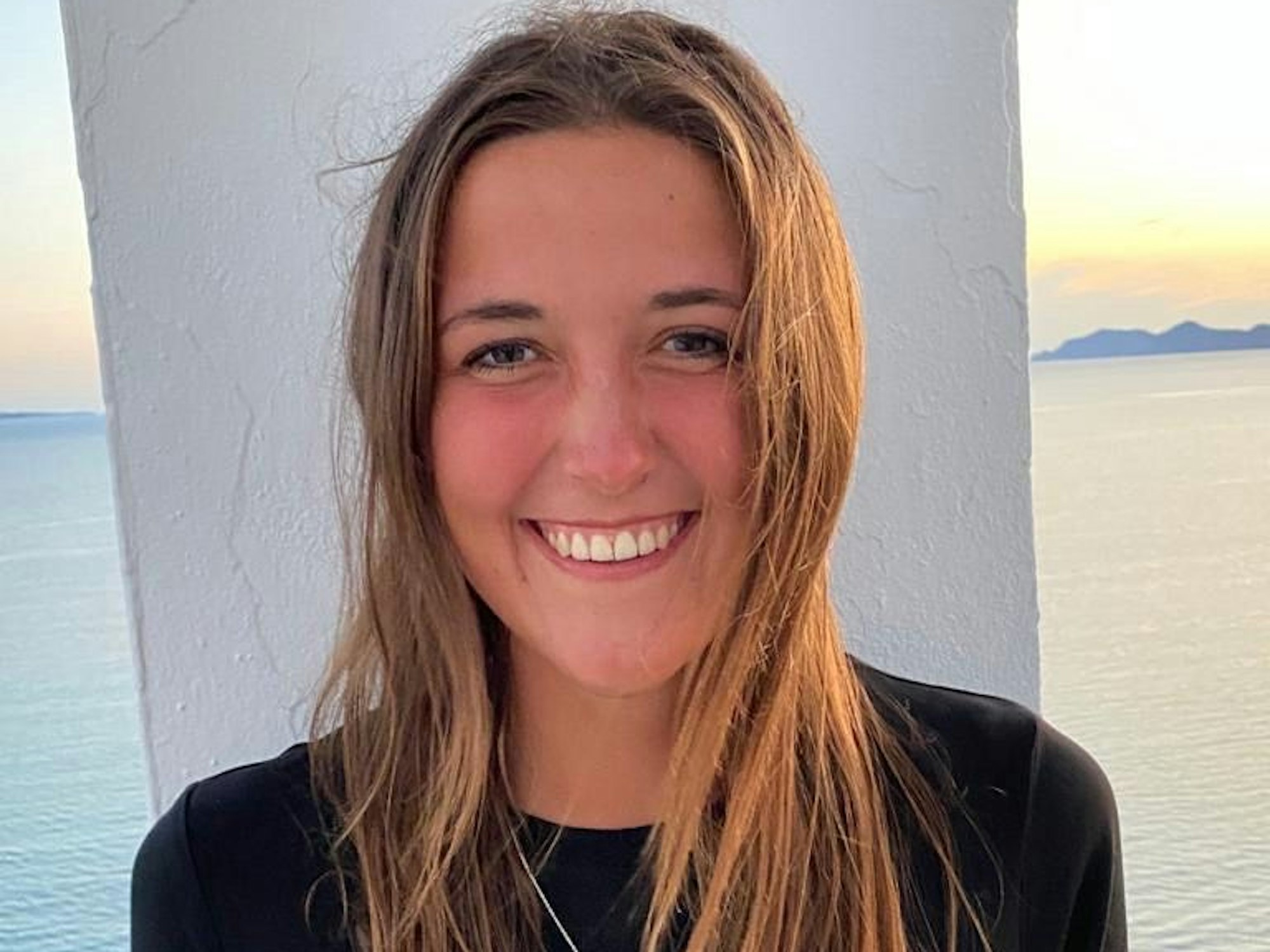 Antonia Raabe vor dem Mittelmeer auf Mallorca