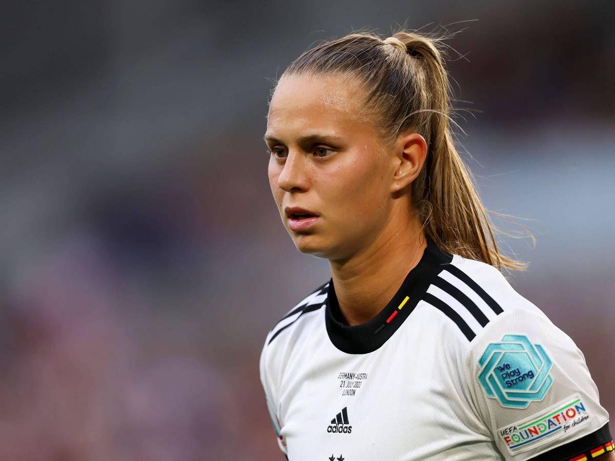 Klara Bühl schaut auf das Spielgeschehen.