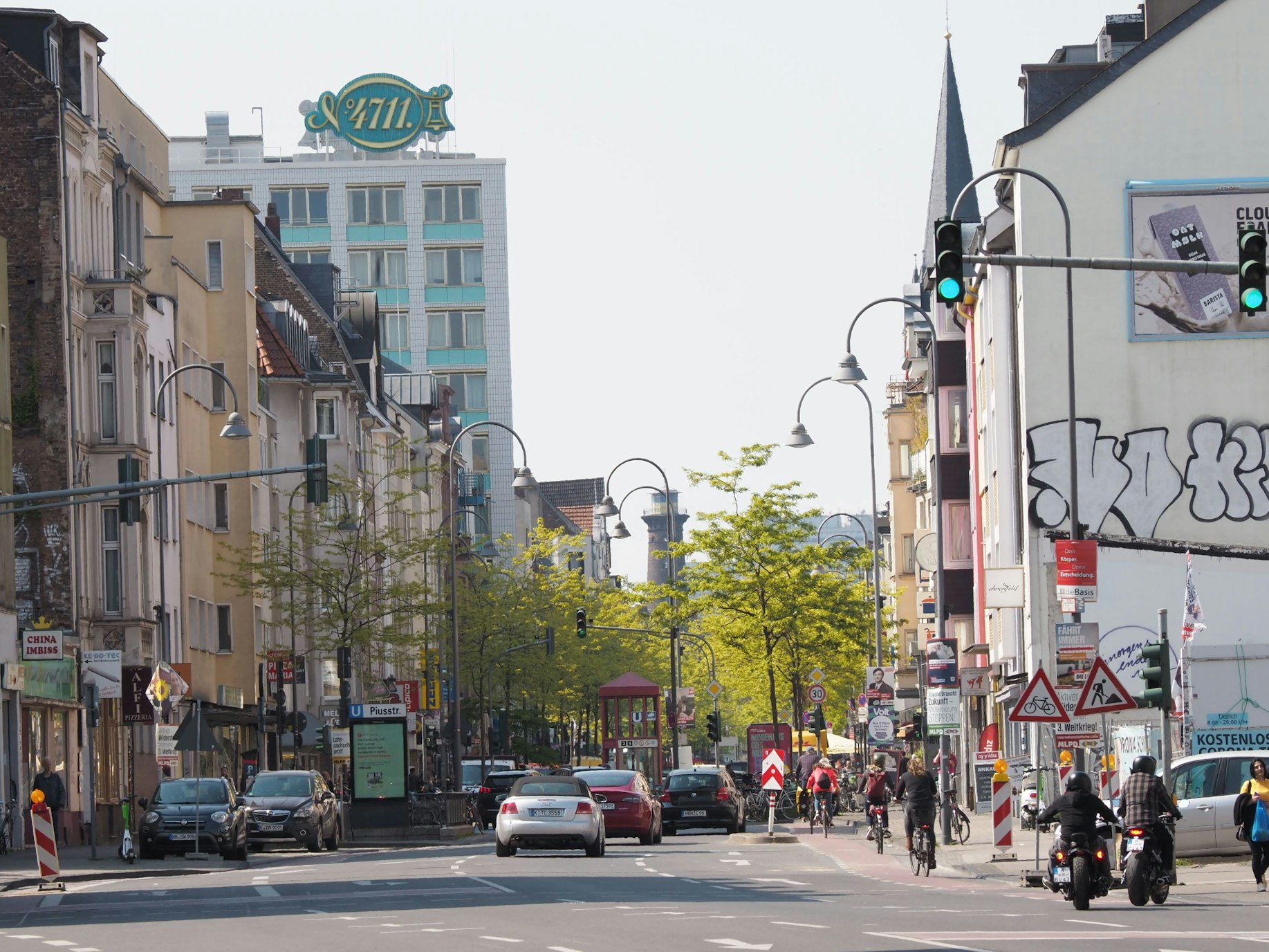 Die Venloer Straße in Köln-Ehrenfeld am 22. Juli 2021 mit Blick Richtung stadtauswärts.