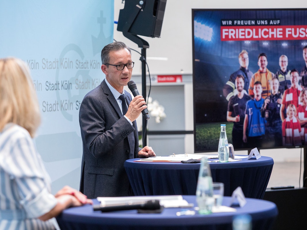 Pressekonferenz der Stadt Köln und der Polizei zu einer Werbekampagne  für friedliche Fußballbegegnungen.
Im Bild Polizeipräsident Falk Schnabel.