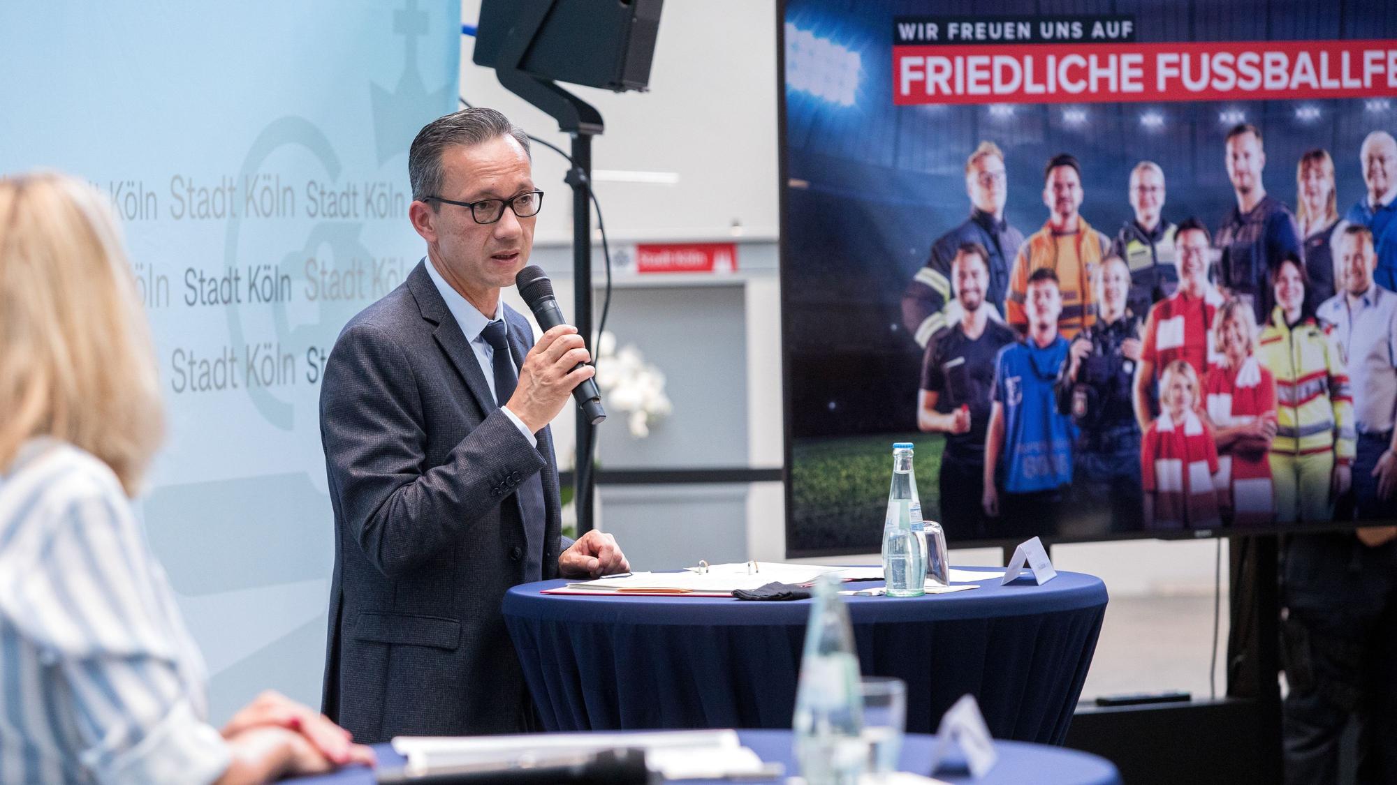 Pressekonferenz der Stadt Köln und der Polizei zu einer Werbekampagne für friedliche Fußballbegegnungen.
Im Bild Polizeipräsident Falk Schnabel.